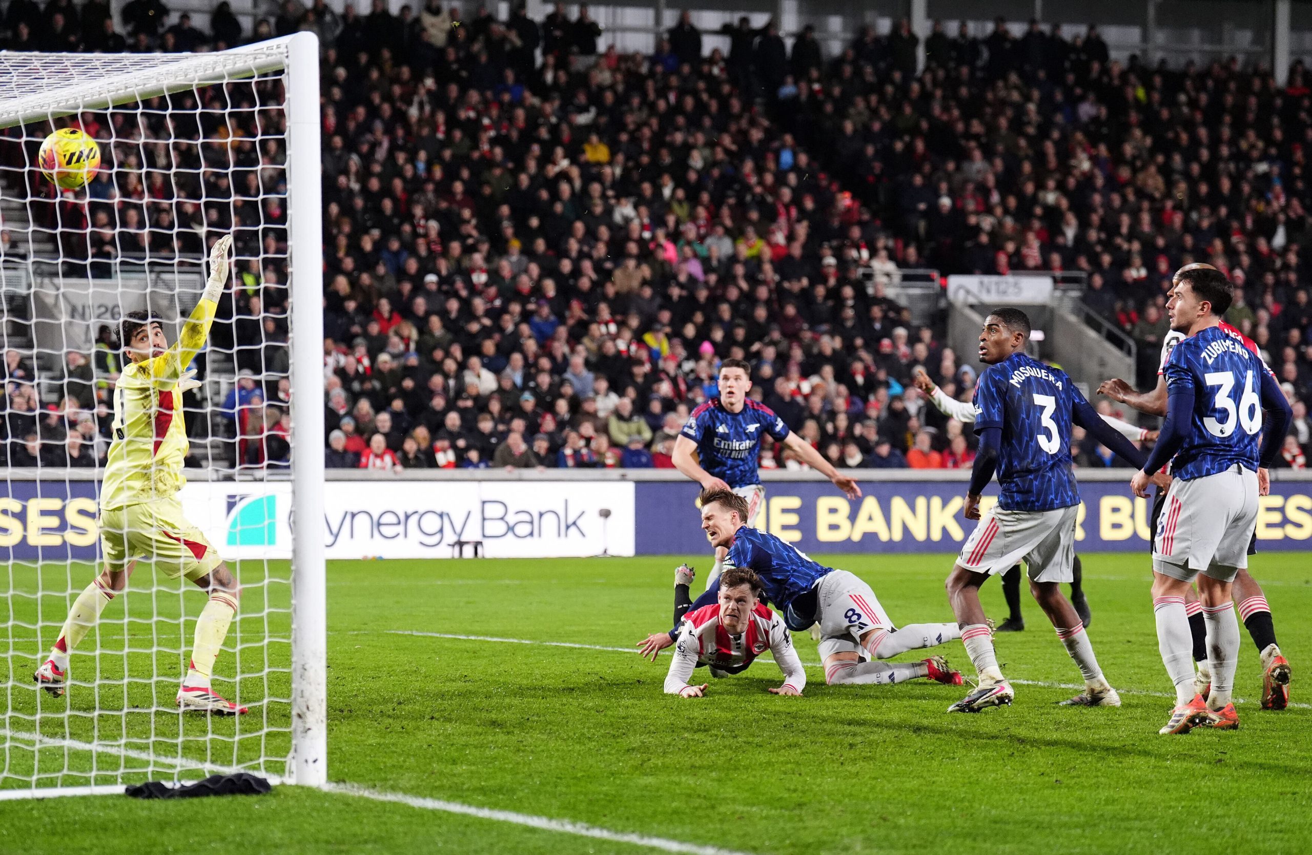 El Arsenal Tropieza en Brentford: La Premier League se Aprieta