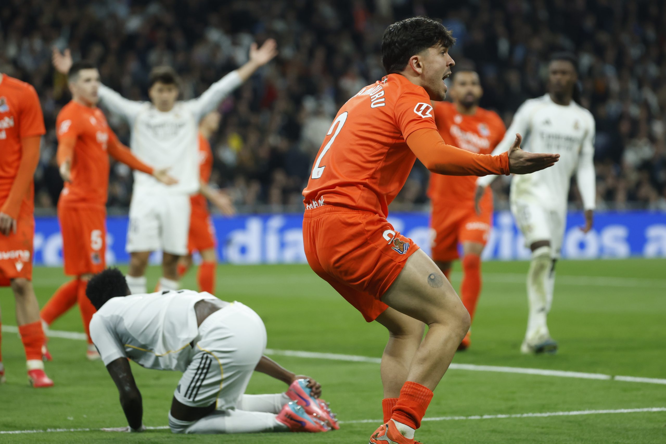 Polémica en el Bernabéu: ¿Penalti o Piscina de Vinícius? El VAR, en el Punto de Mira
