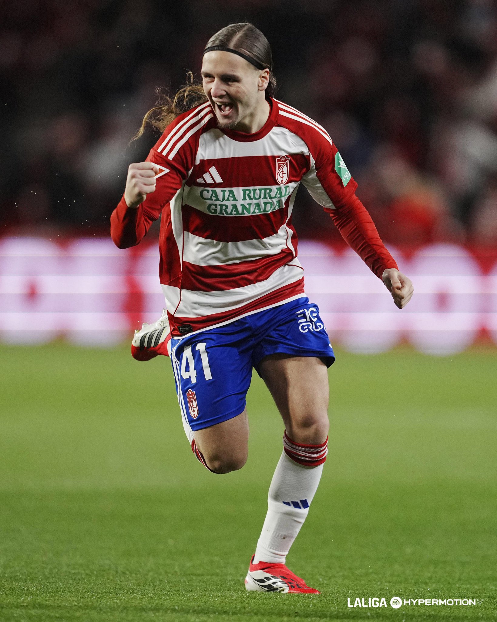 Izan González: Del Cornellà a la Gloria del Granada en un Vistazo