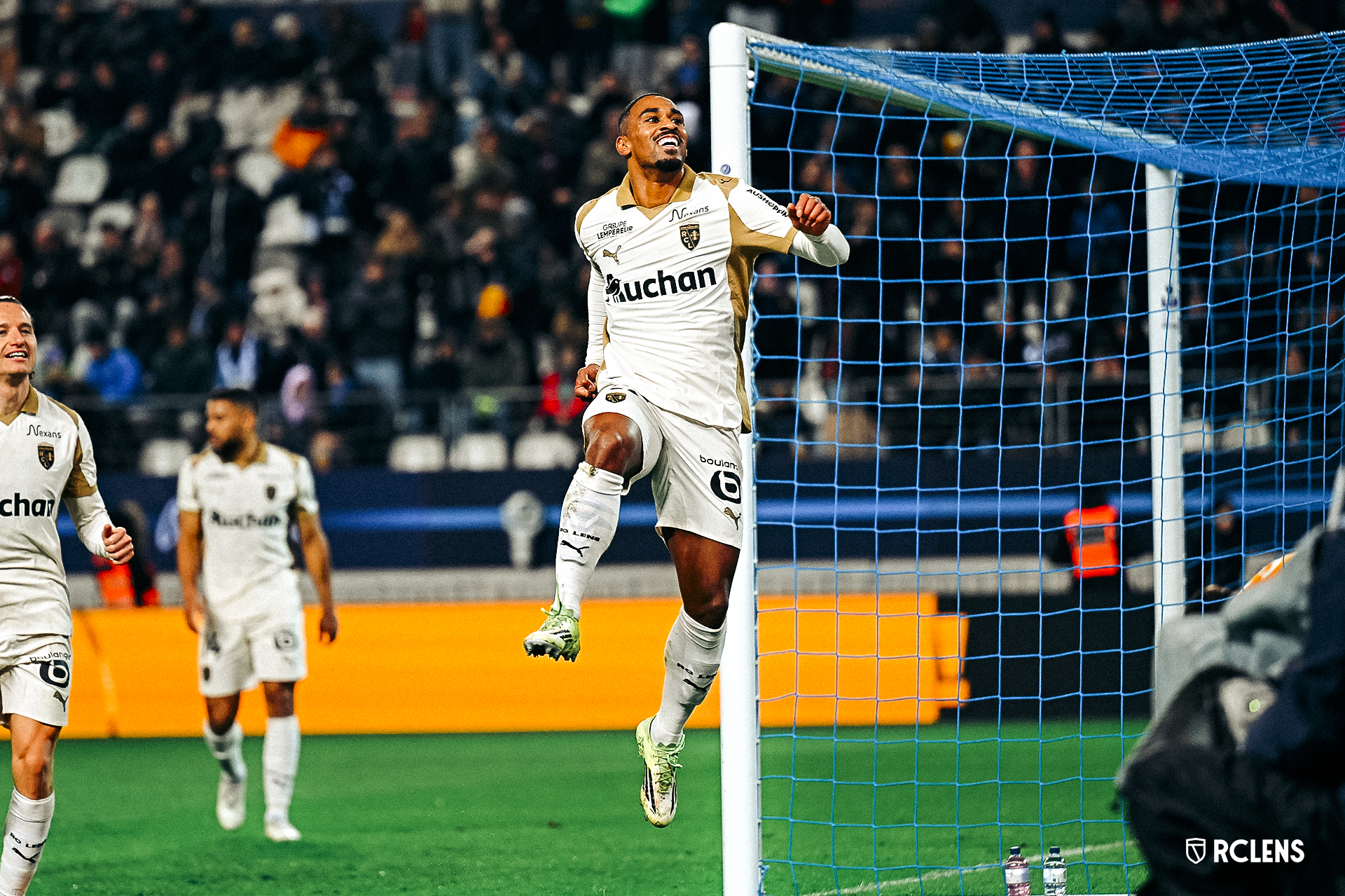 El Lens se alza al liderato tras un contundente triunfo en París