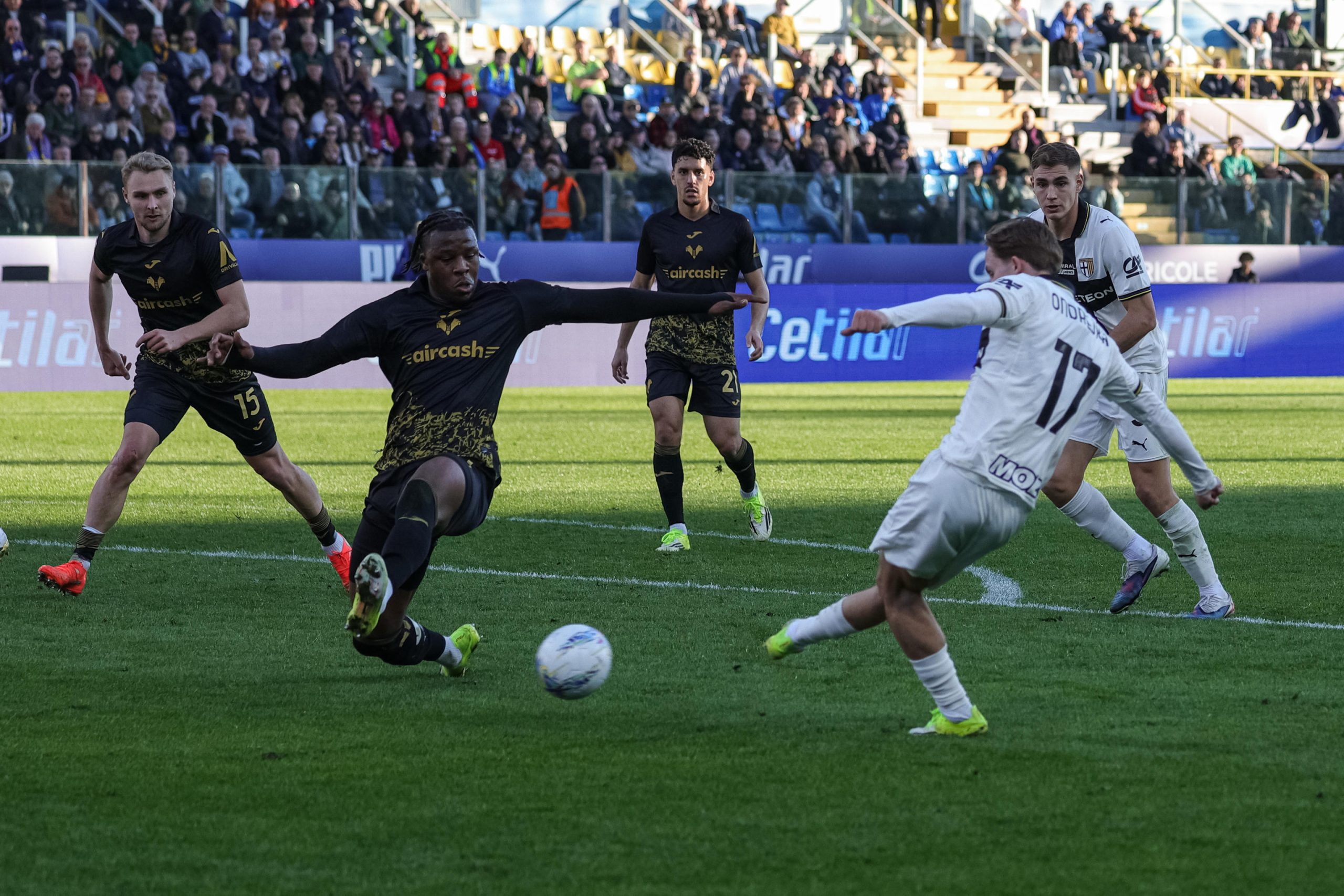 El Parma logra una victoria agónica que lo aleja del descenso en Serie A