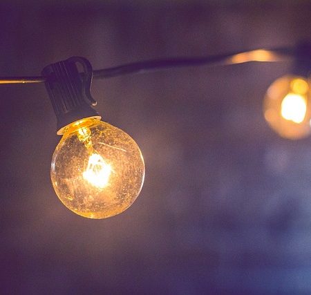¡Luz al final del túnel! El precio de la electricidad en España marca mínimos históricos