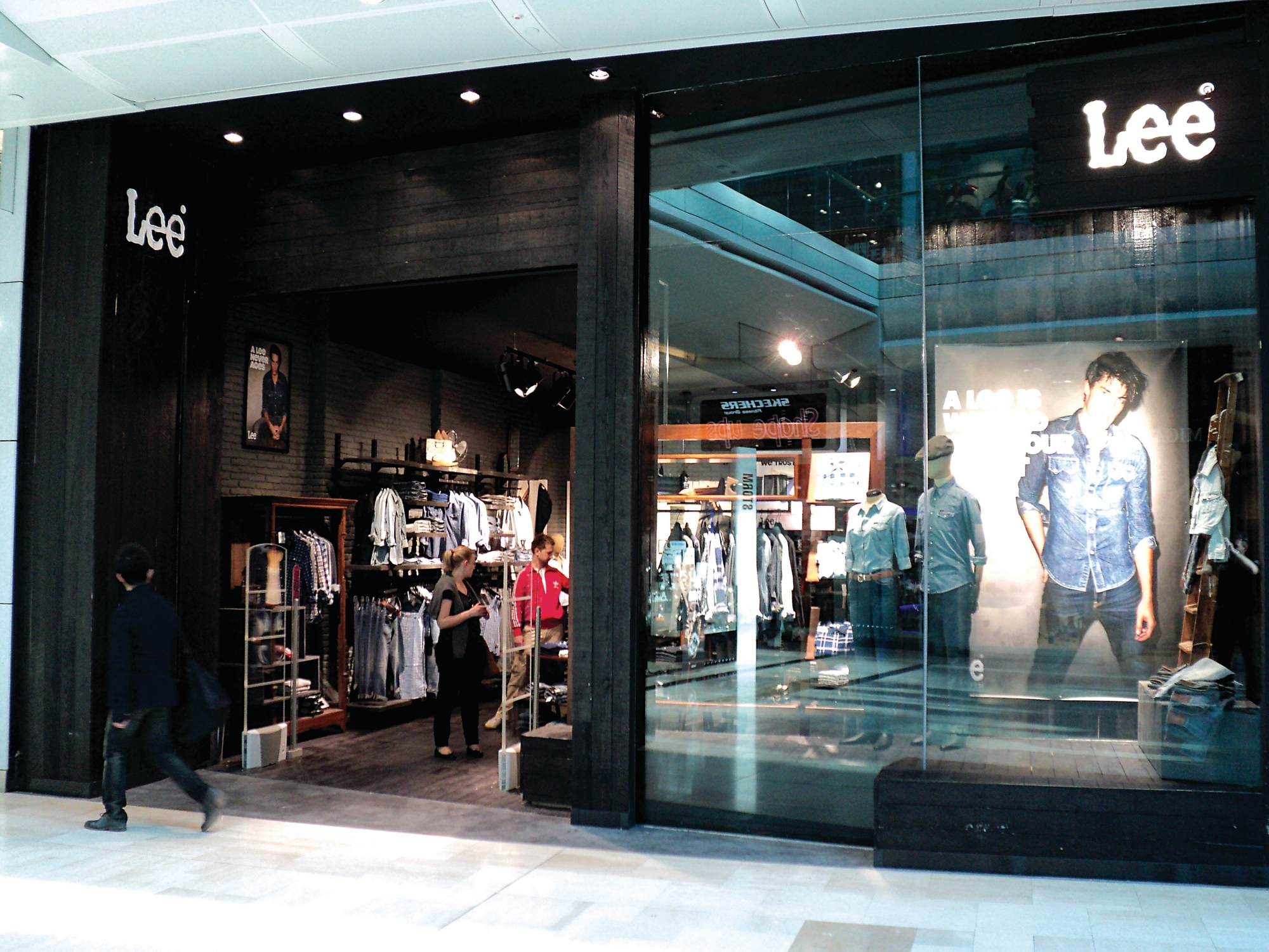 Vuelve el Vaquero Recto: La Tendencia que Nunca Pasa de Moda