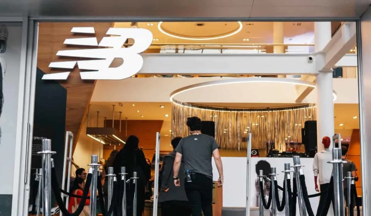 New Balance 327: La mezcla perfecta entre estilo retro y comodidad urbana