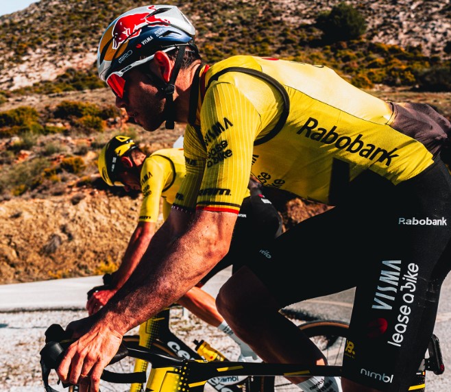 ¡Terremoto en el ciclismo! Van Aert denuncia sabotaje tras un pinchazo misterioso en Le Samyn