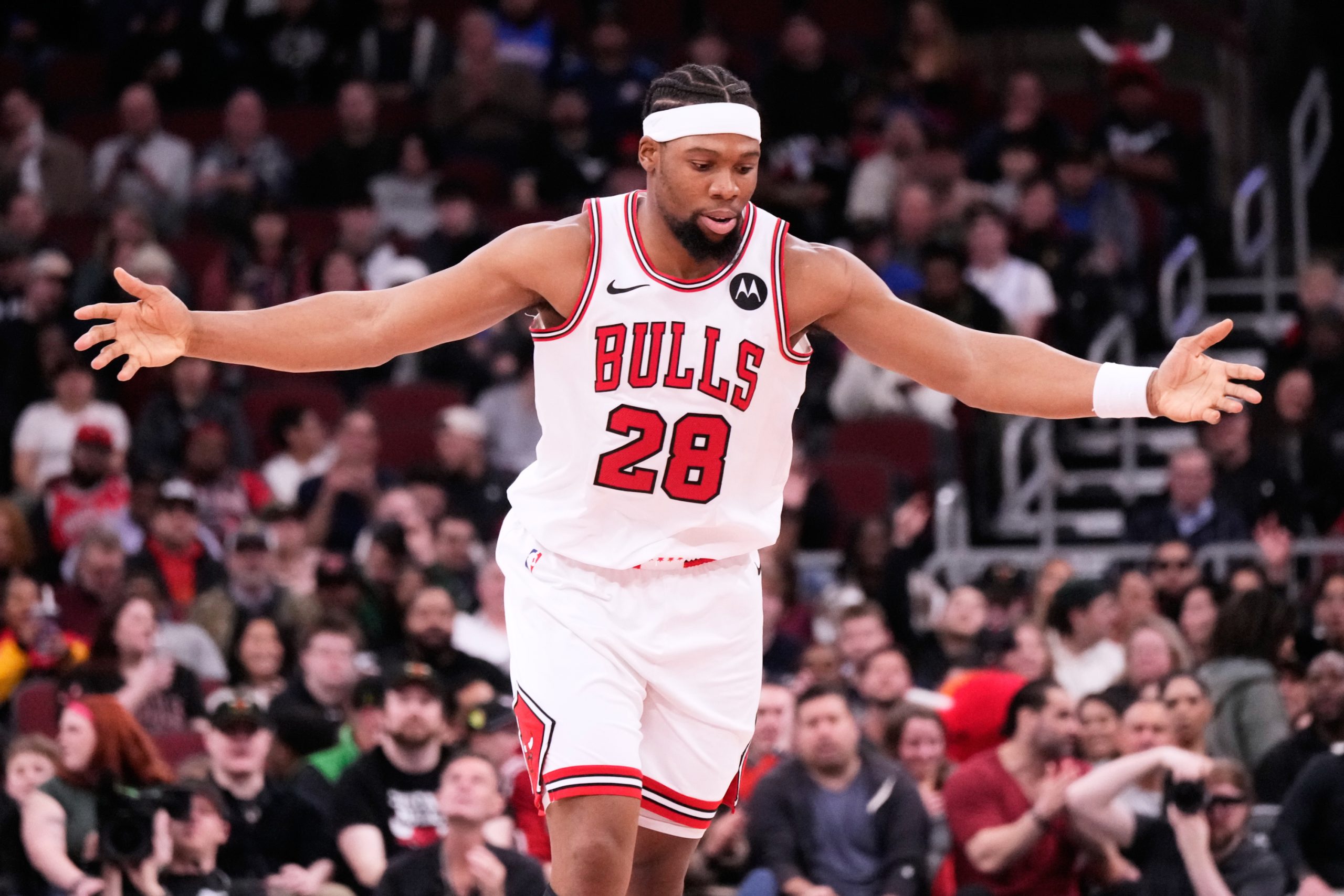 Yabusele Brilla, Bulls Tropiezan: Oklahoma City Consolida su Liderato en el Oeste