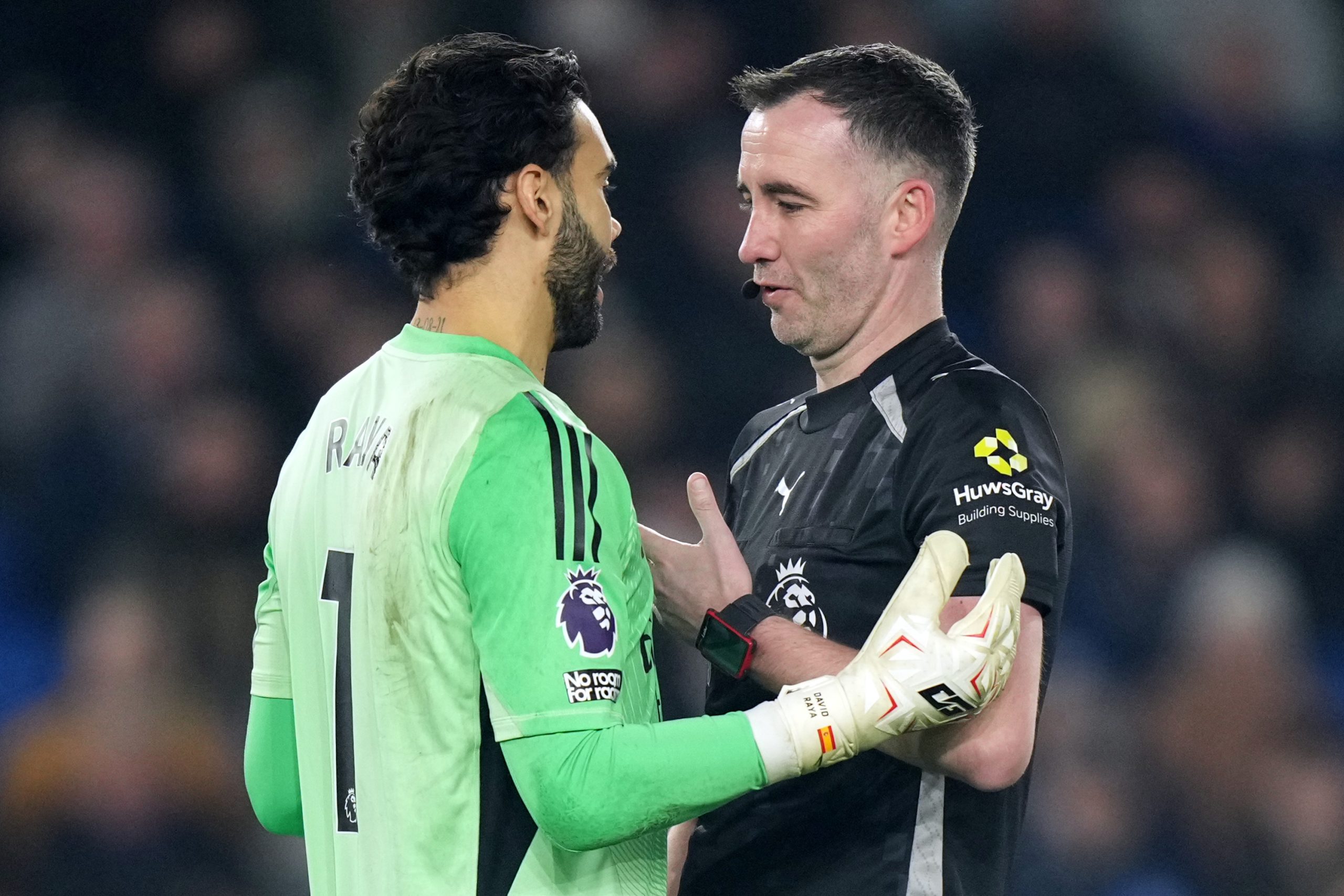 Arsenal sella victoria con polémica: Saka ilumina el Brighton y desata críticas