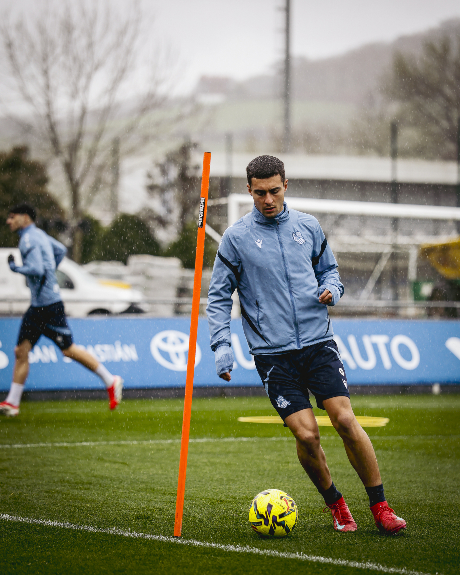 ¡Sorpresa en Anoeta! La Real Sociedad viaja a Madrid con bajas clave y un regreso inesperado