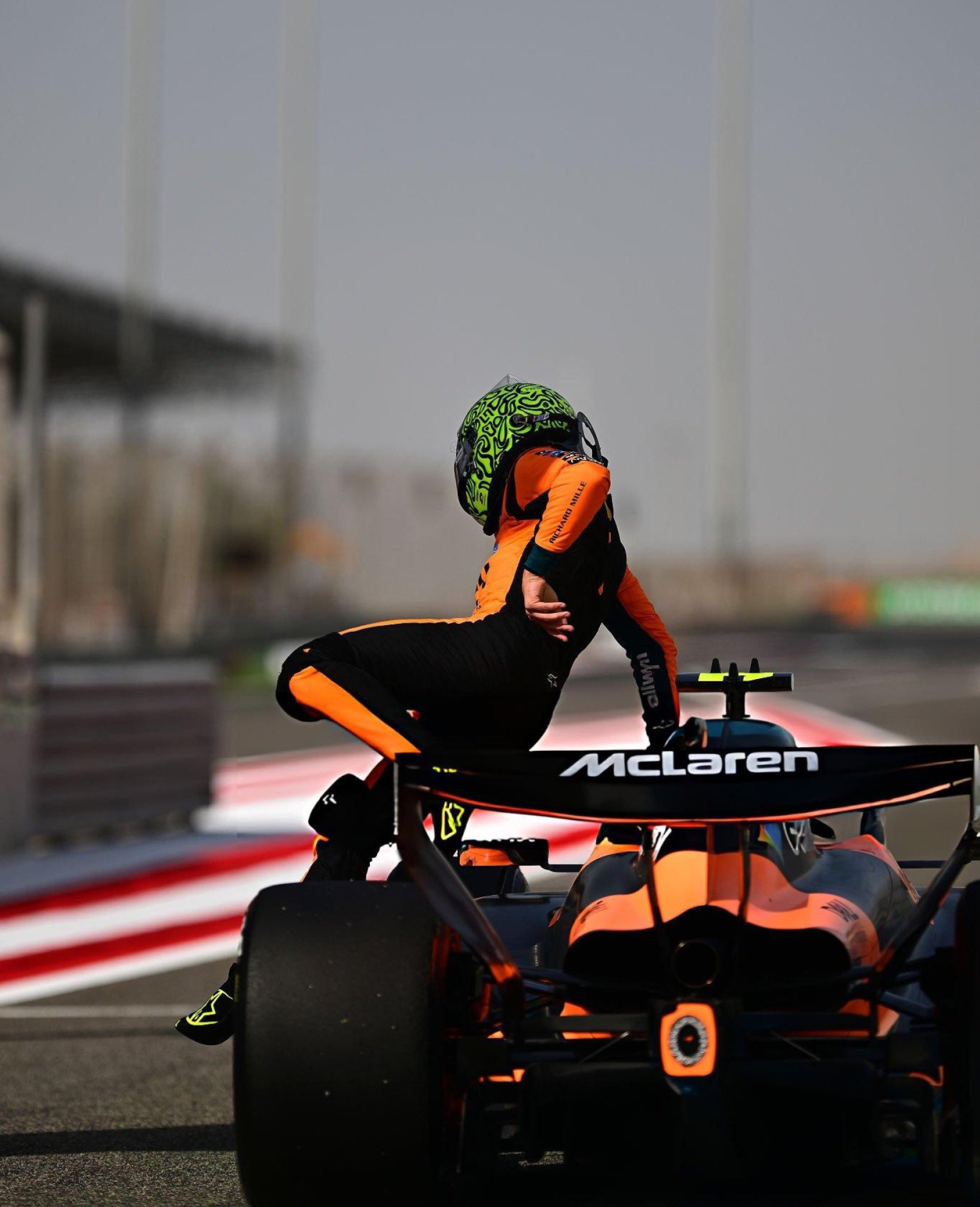 Norris, un Sábado de Pesadilla: De Problemas Mecánicos a un Alerón Roto, ¿Podrá Remontar en la Carrera?