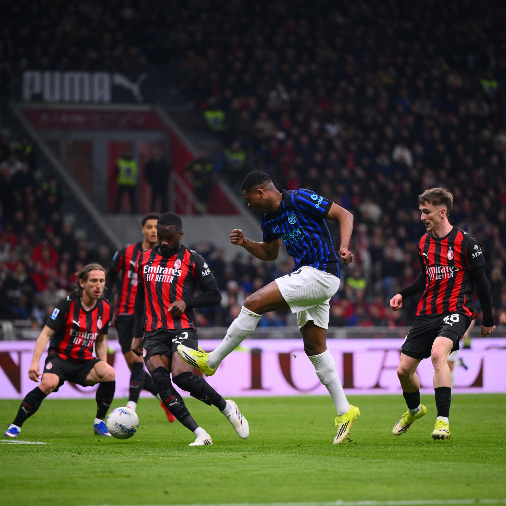 El Milan da un golpe sobre la mesa: ¡Estupiñán frena al Inter y reaviva la lucha por la Serie A!