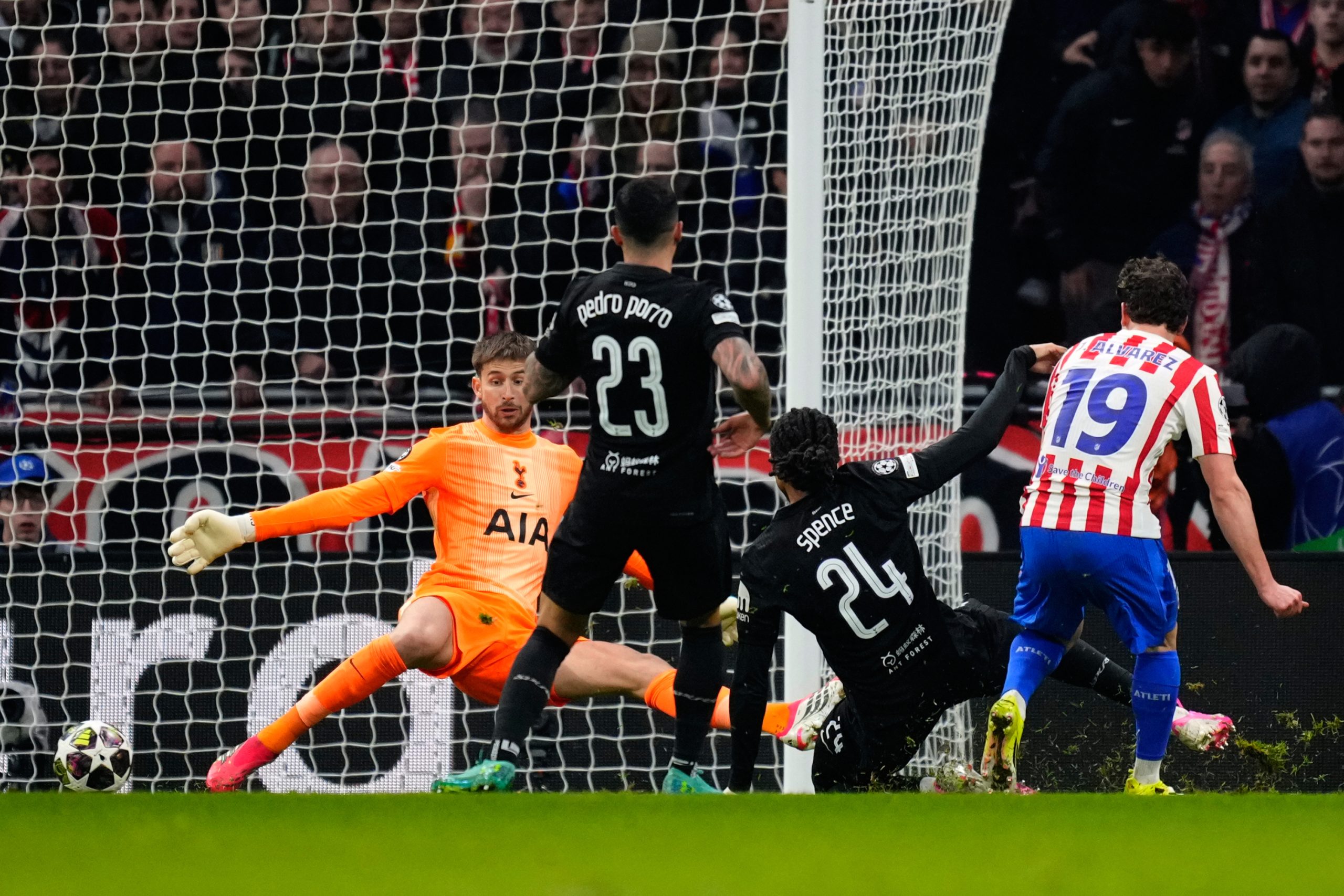 Doble Centenario en Champions: Atlético y Tottenham Firman una Noche de Récords y Anécdotas