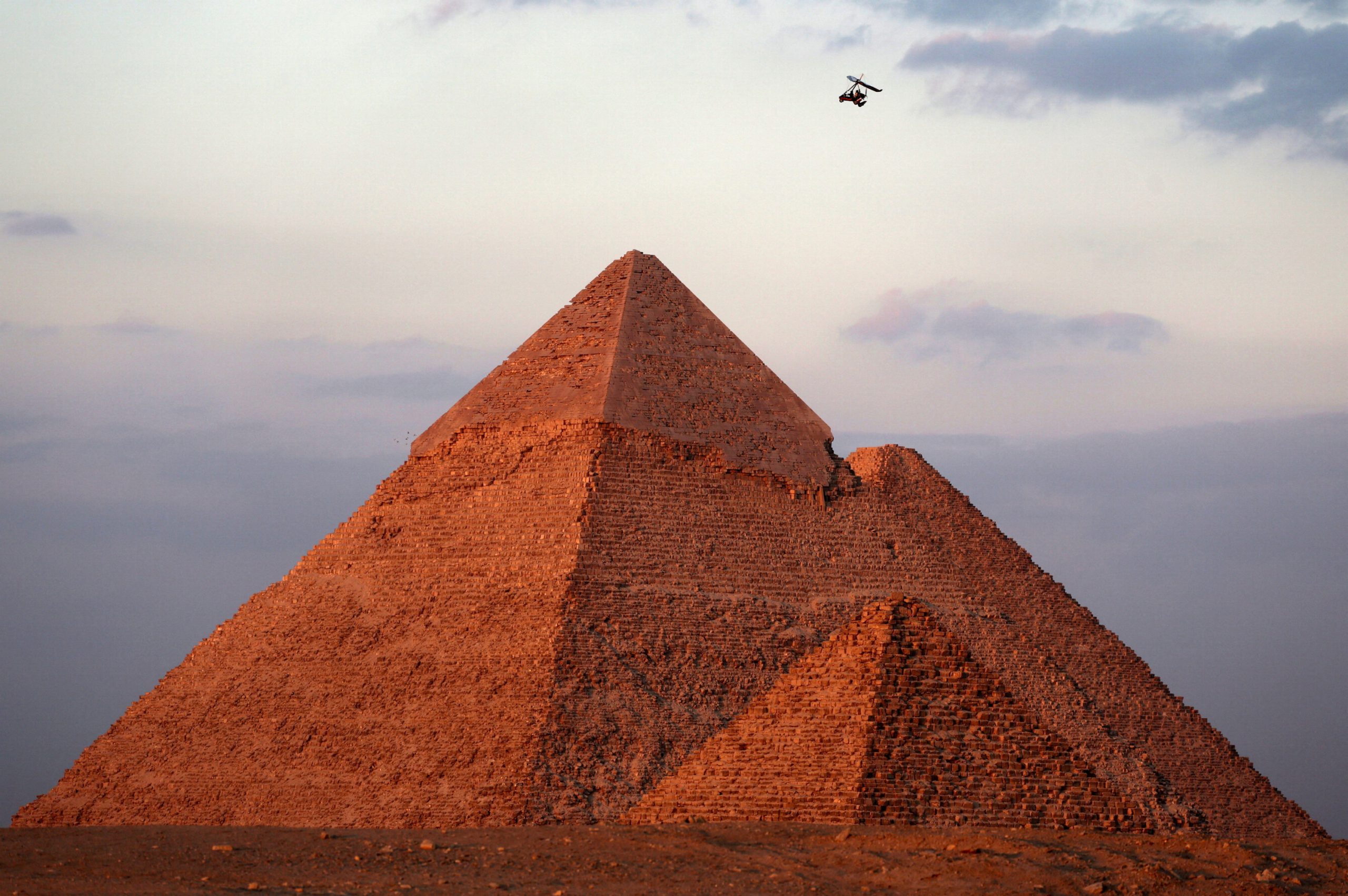 Revolución en Egiptología: ¿Podría la Gran Pirámide de Guiza ser mucho más antigua de lo que creemos?