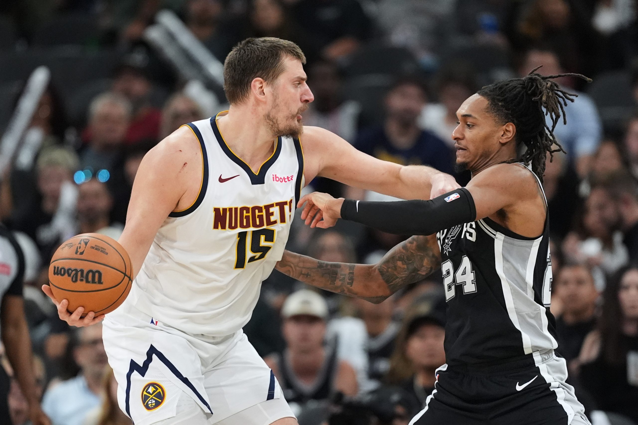 Jokic Desata la Furia: Denver Remonta una Veintena Ante unos Spurs Huérfanos de Wembanyama