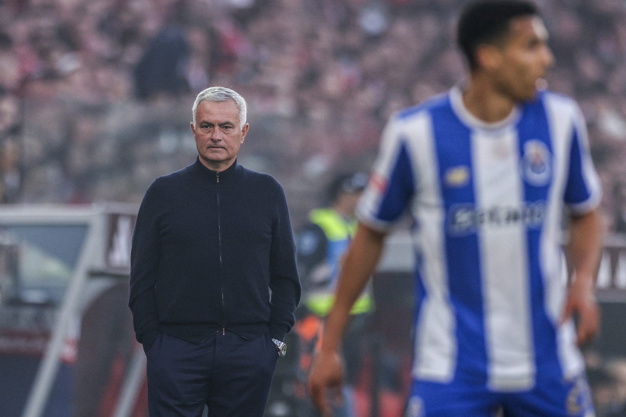 Benfica se enfrenta a Arouca sin Mourinho: sanción y polémica dominan la previa