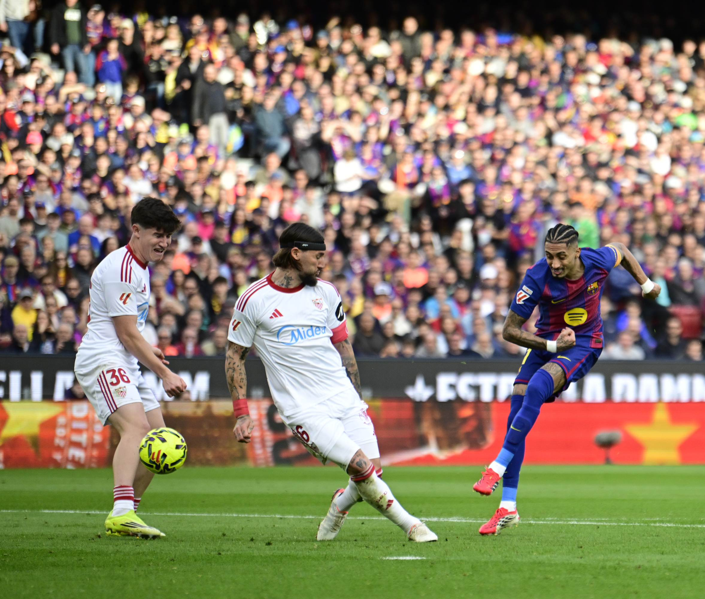 Raphinha Deslumbra en un Día de Elecciones y Goles Históricos en el Barça