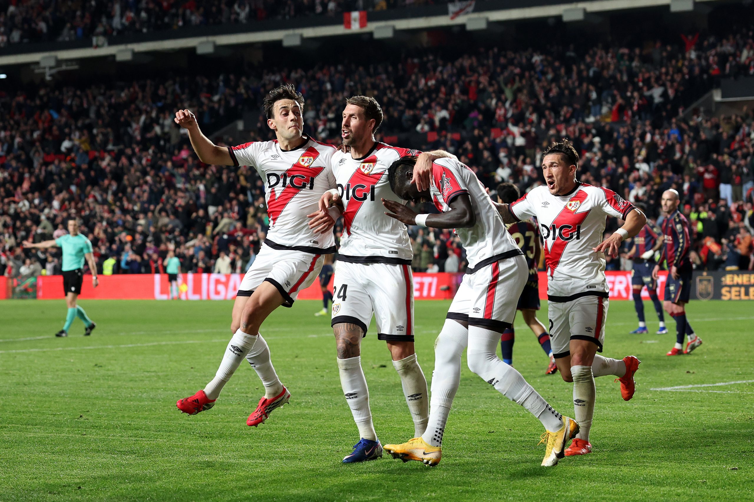 Polémico empate del Rayo Vallecano en el último suspiro contra el Levante (1-1)