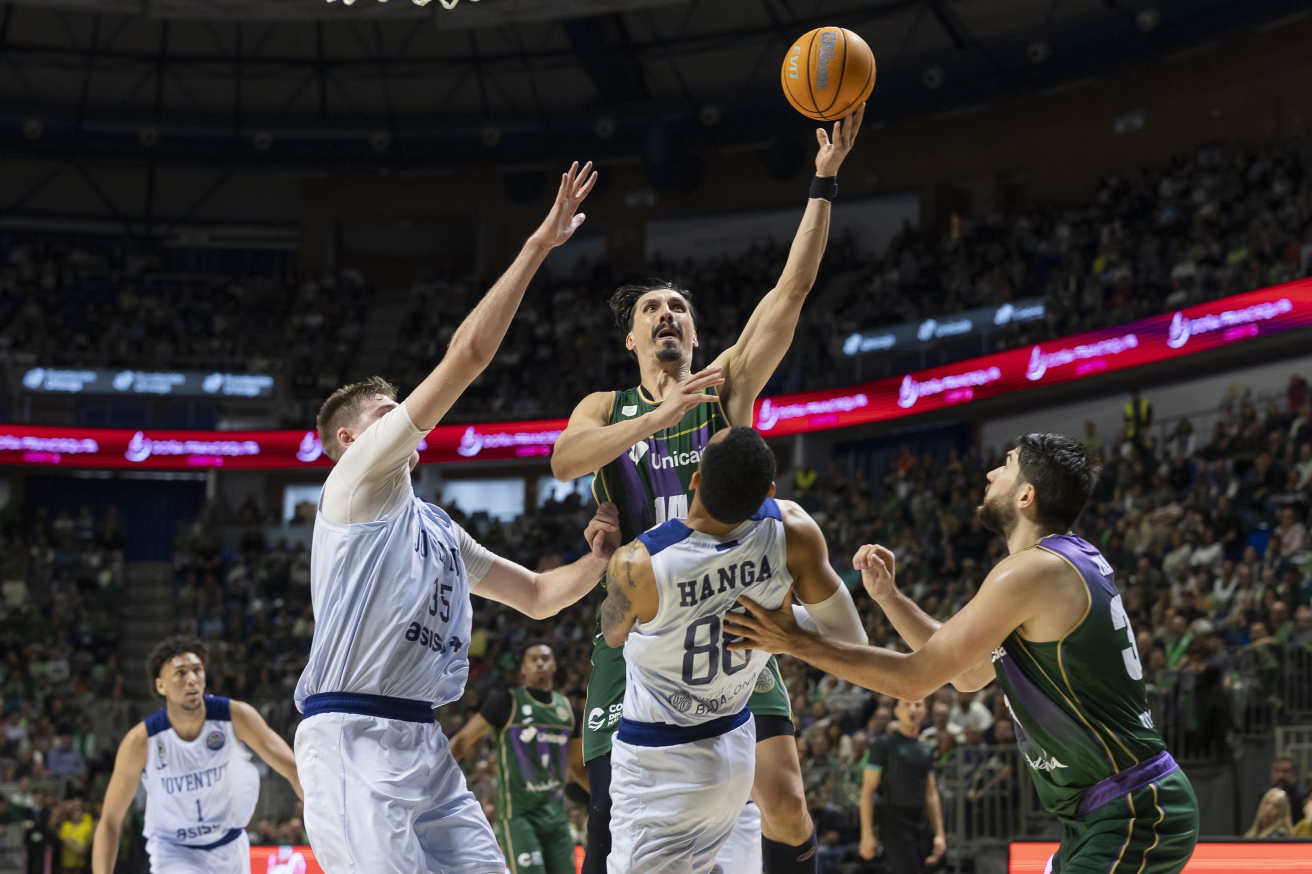 Unicaja firma una noche de exhibición y cierra la fase de grupos como líder indiscutible
