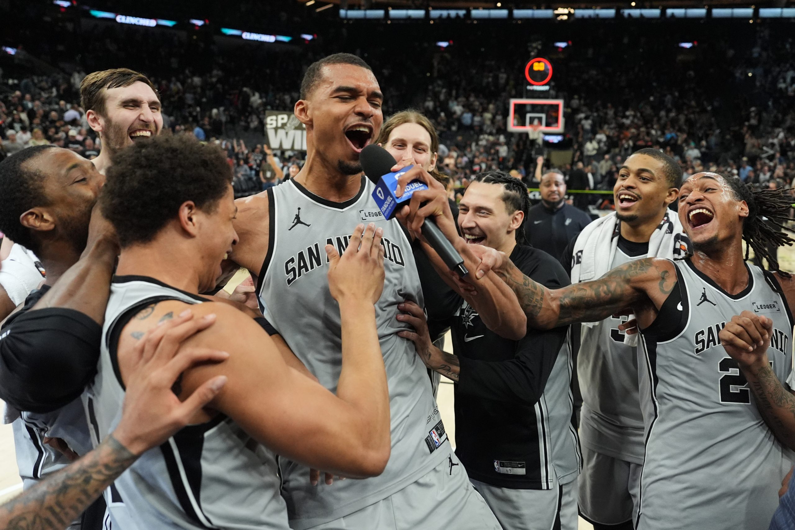 Wembanyama brilla y los Spurs siguen en la lucha por el liderato