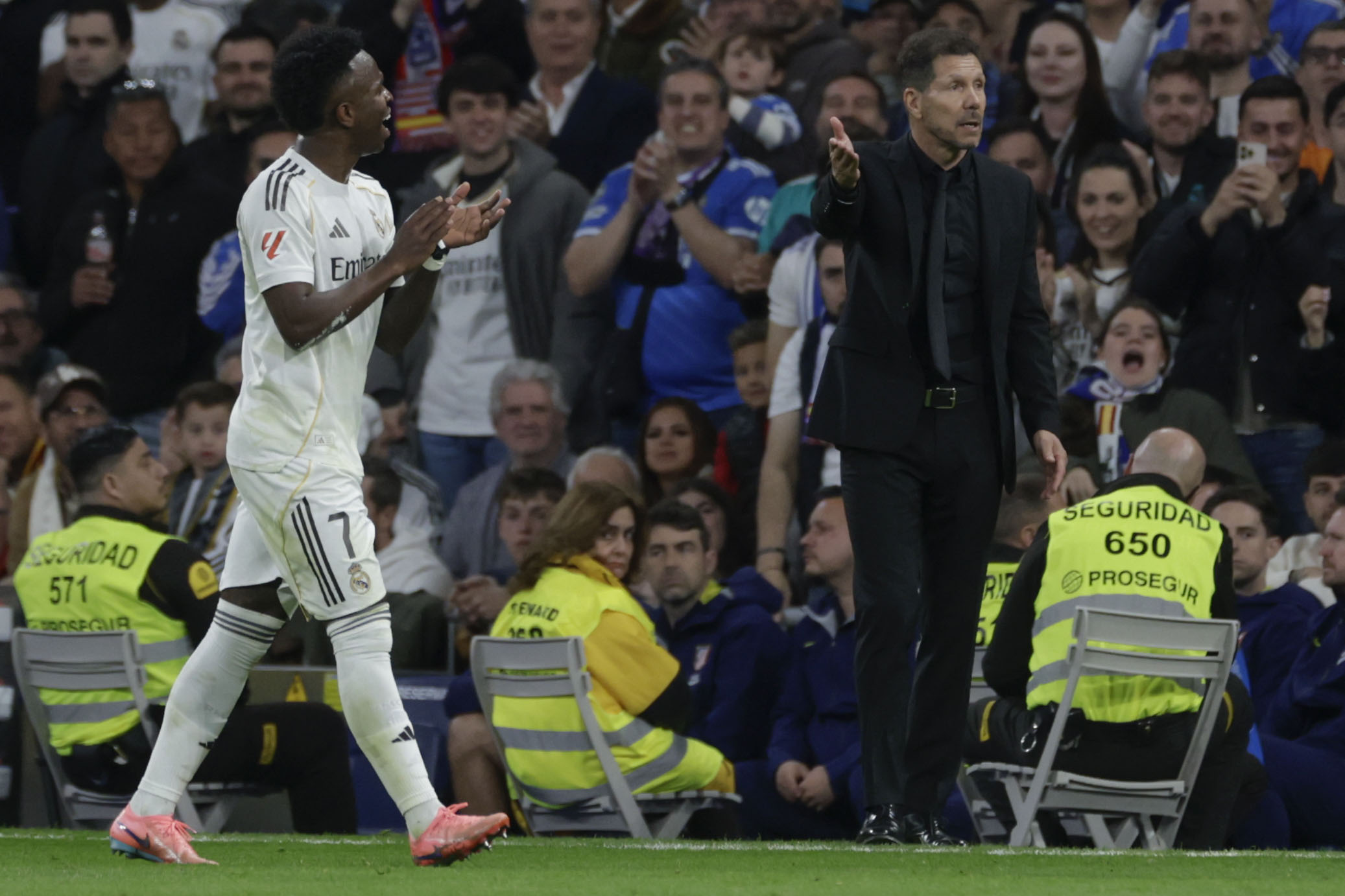 El Calor del Clásico: Vinicius Jr. y Simeone en el Ojo del Huracán