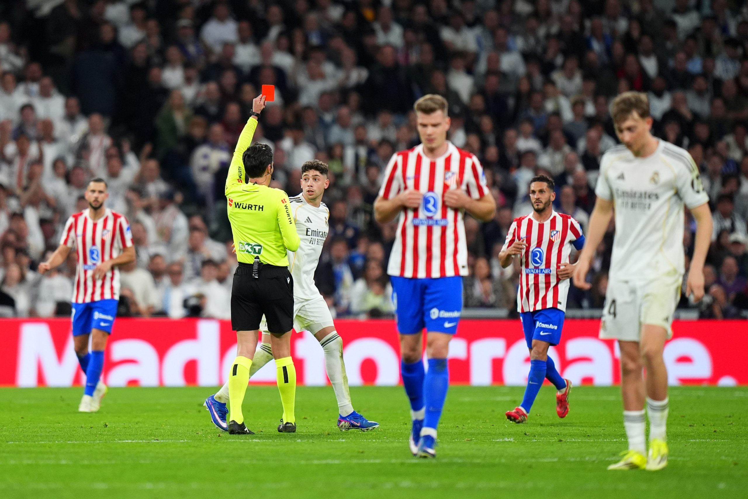 El derbi se calienta: la polémica expulsión de Valverde marca el encuentro
