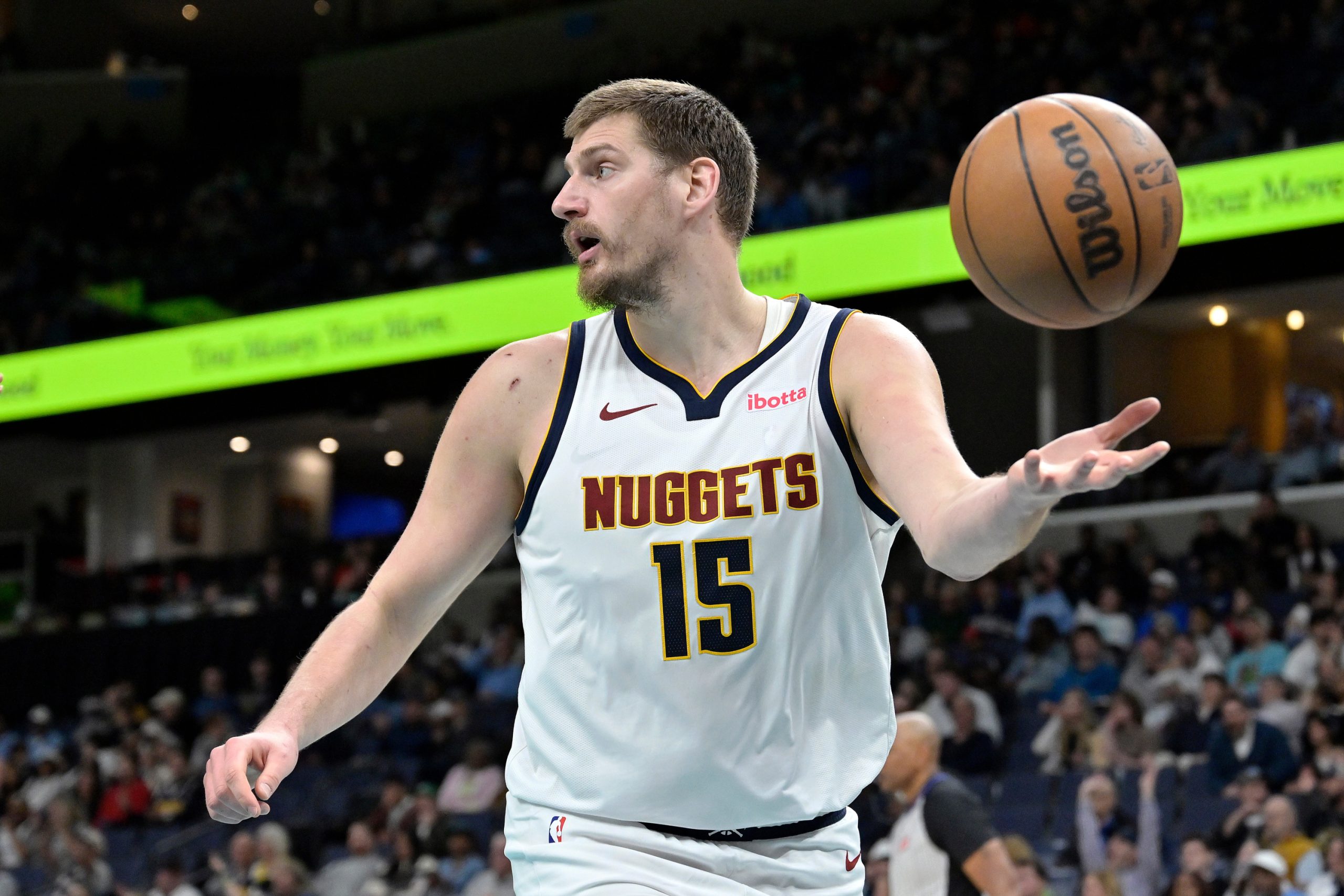 Jokic brilla en el cierre del partido y los Nuggets se imponen a los Suns