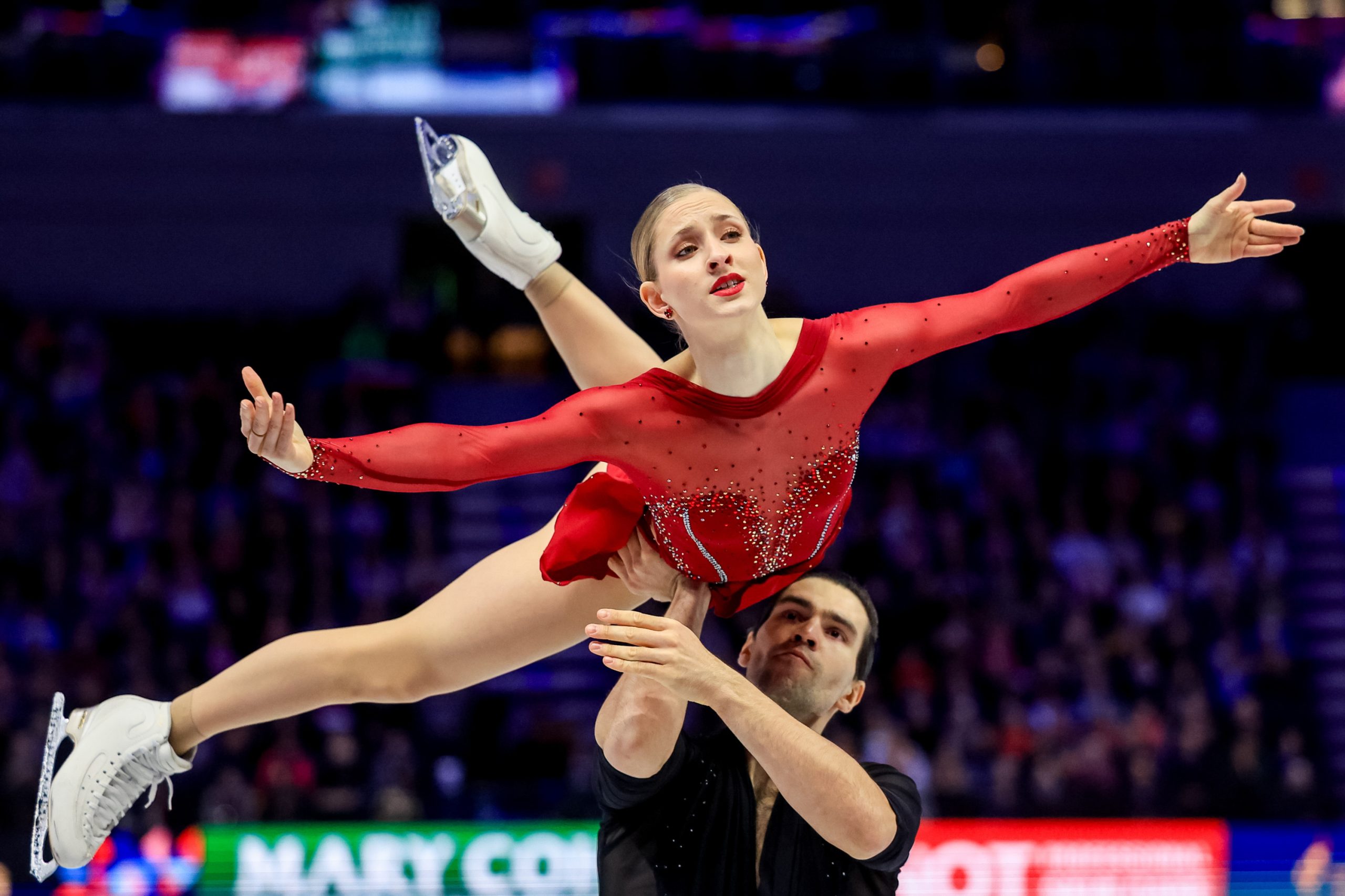 Duelo de Titanes en Praga: Hase y Volodin Lideran un Mundial de Patinaje Artístico al Rojo Vivo