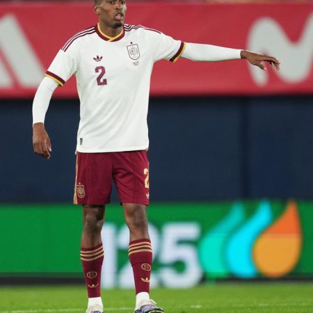 El Joven Talento Cristian Mosquera Conquista la Roja: Un Debut Soñado en el Corazón de España