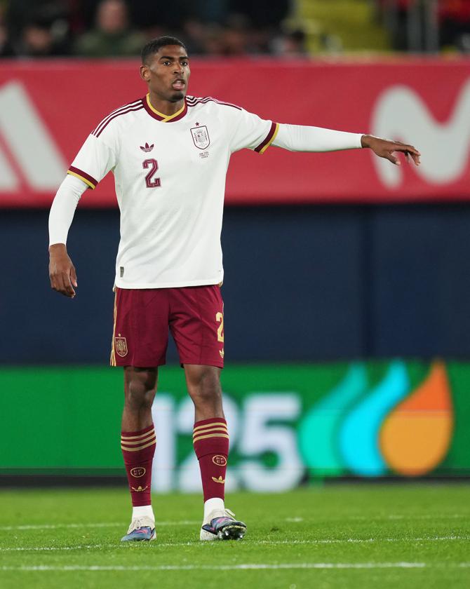 El Joven Talento Cristian Mosquera Conquista la Roja: Un Debut Soñado en el Corazón de España