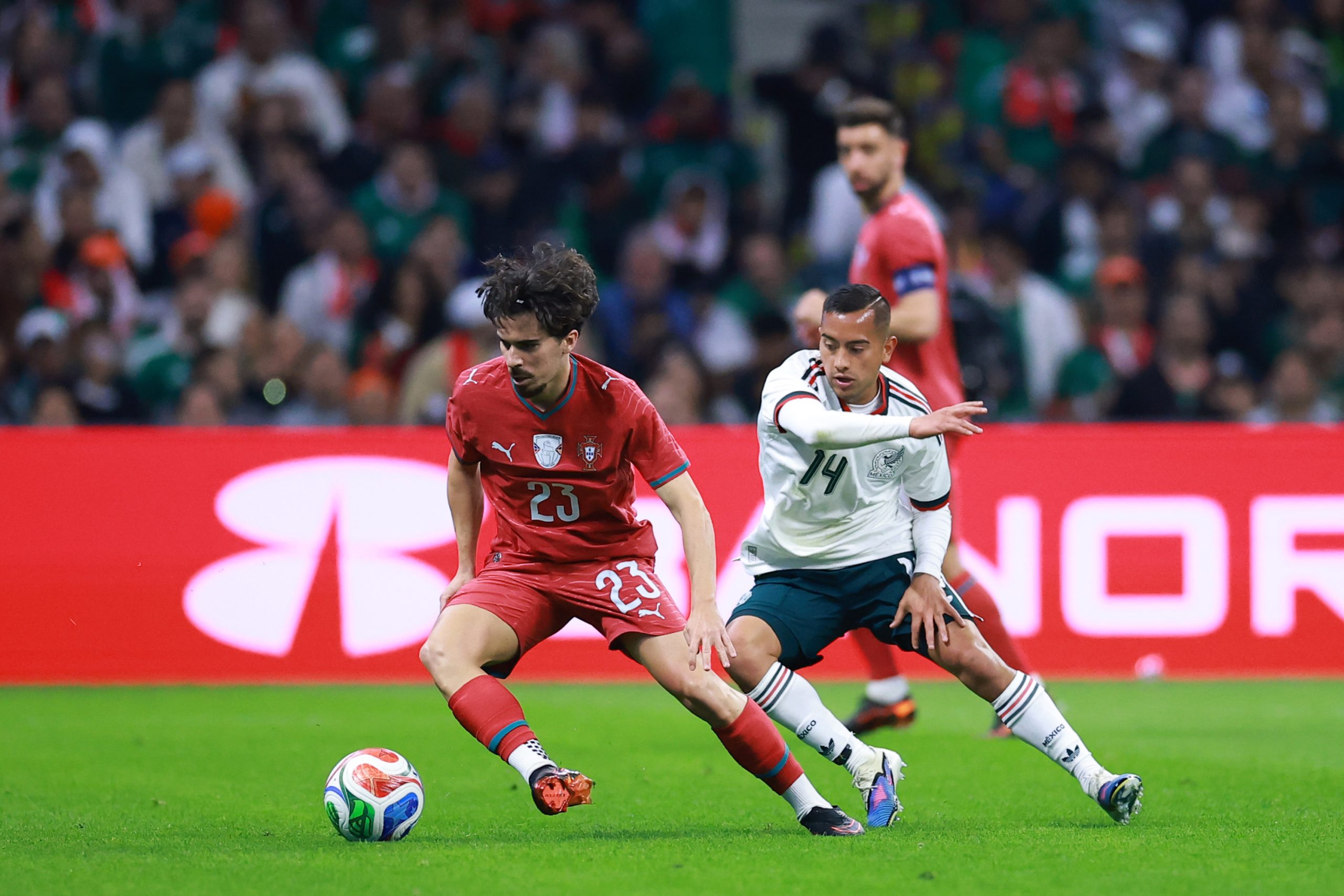 El Azteca Ruge: México Resiste ante un Portugal Dominante en un Empate sin Goles