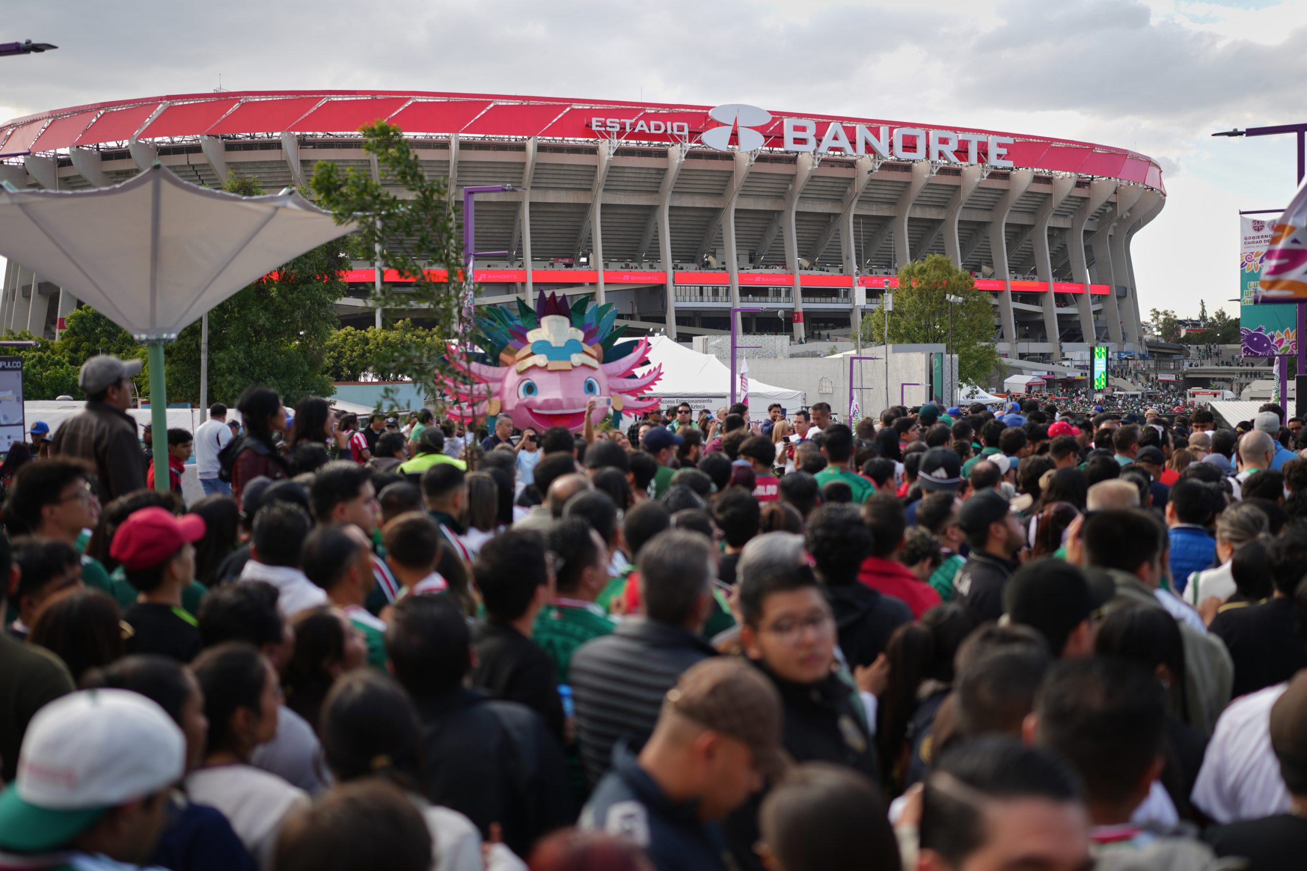 Tragedia en el Azteca: Un Aficionado Pierde la Vida en Caída Fatal Antes del Partido Inaugural del Mundial