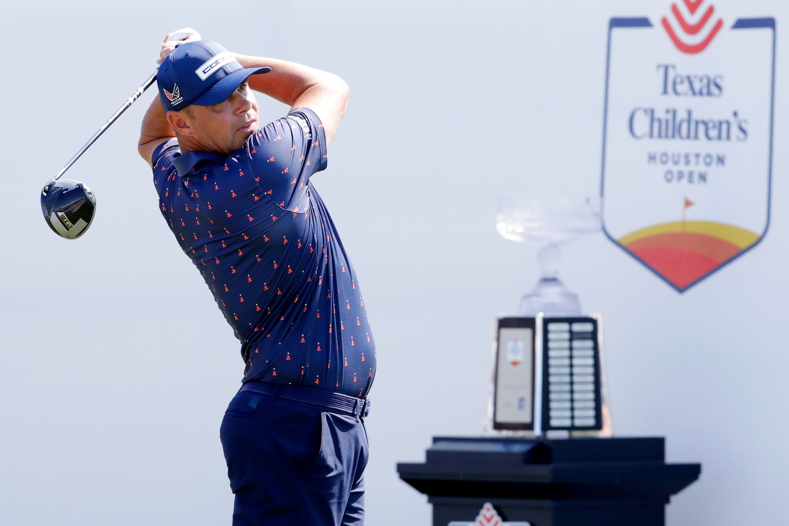 Woodland Rompe la Sequía: ¡Seis Años Después, Vuelve a la Cima del Golf!