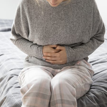 Descubre por qué tu abdomen se hincha al final del día y cómo cuidarlo