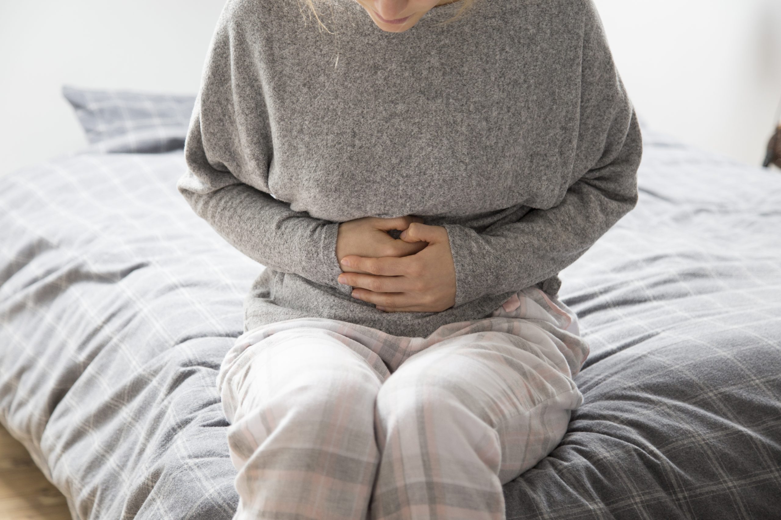 Descubre por qué tu abdomen se hincha al final del día y cómo cuidarlo
