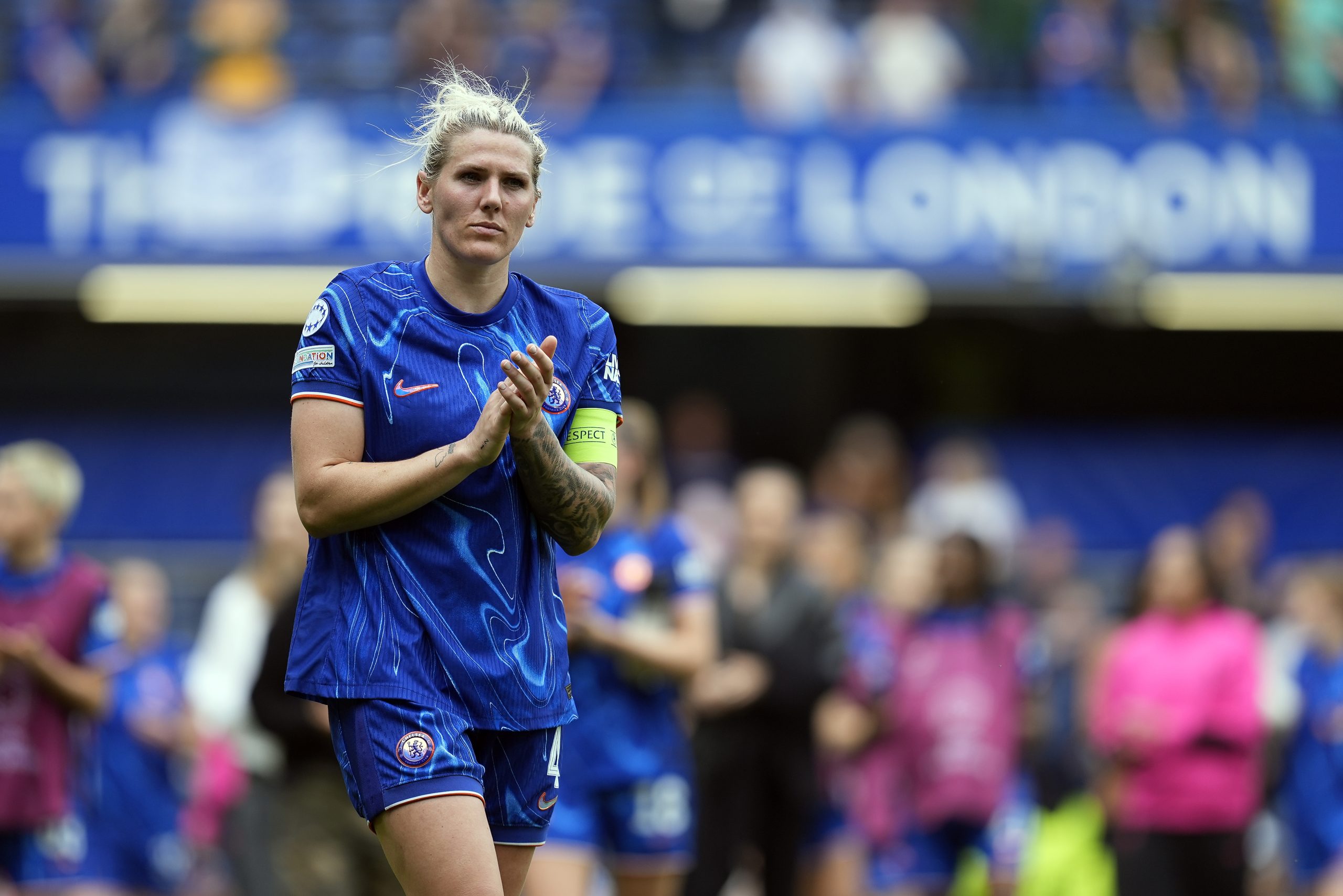¡Adiós a una Leyenda! Millie Bright Cuelga las Botas Tras una Carrera de Éxito
