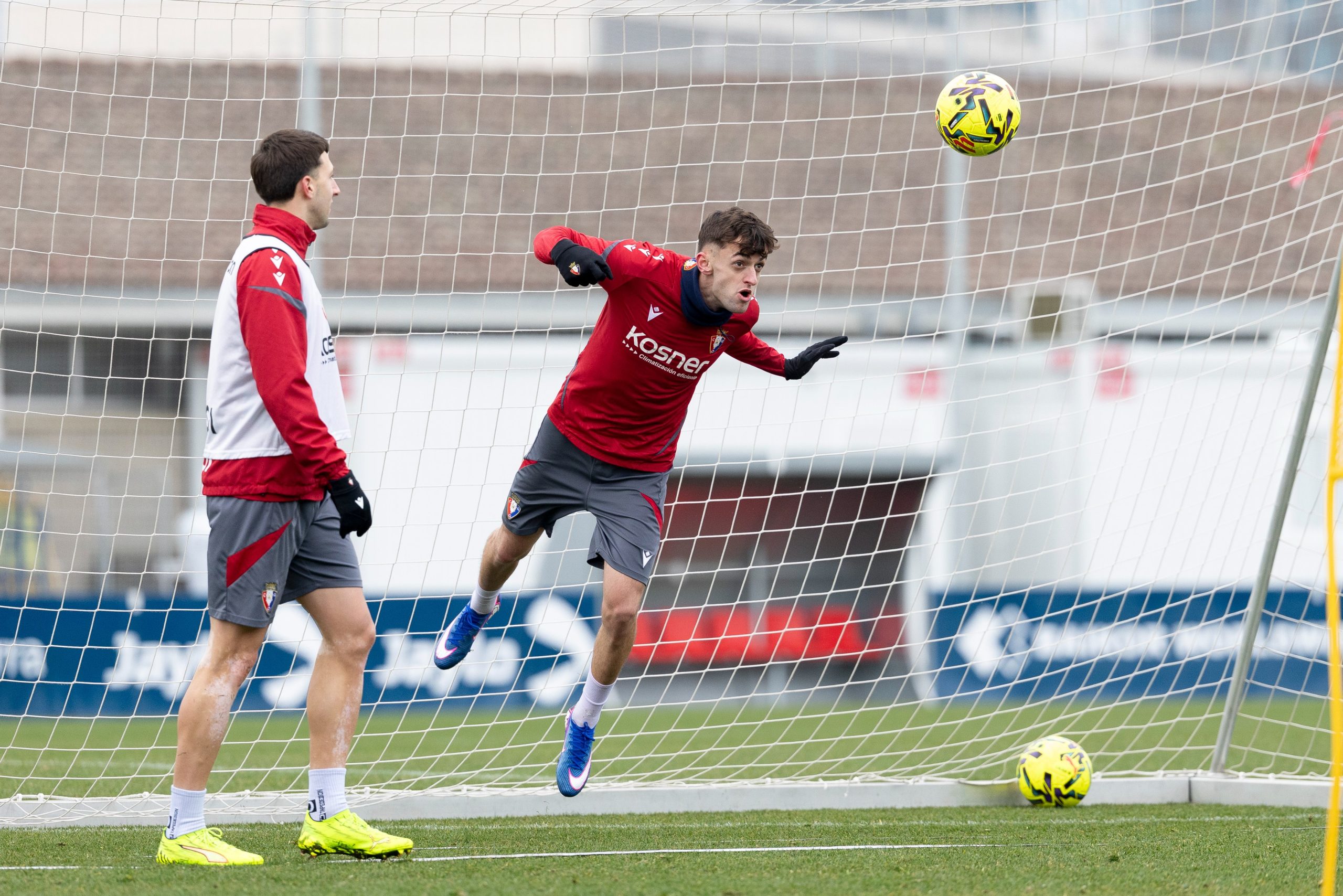 Oroz en Duda: Osasuna se Prepara para Recibir al Líder Barcelona con un Aire de Incertidumbre y una Marea de Afición Joven