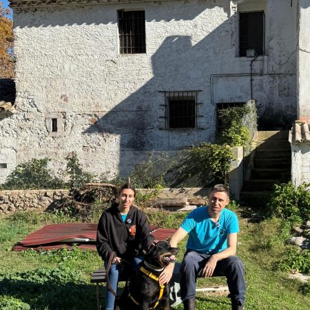 Un Vínculo Inquebrantable: Padre e Hija Encuentran el Amor y la Esperanza en Animals Sense Sostre