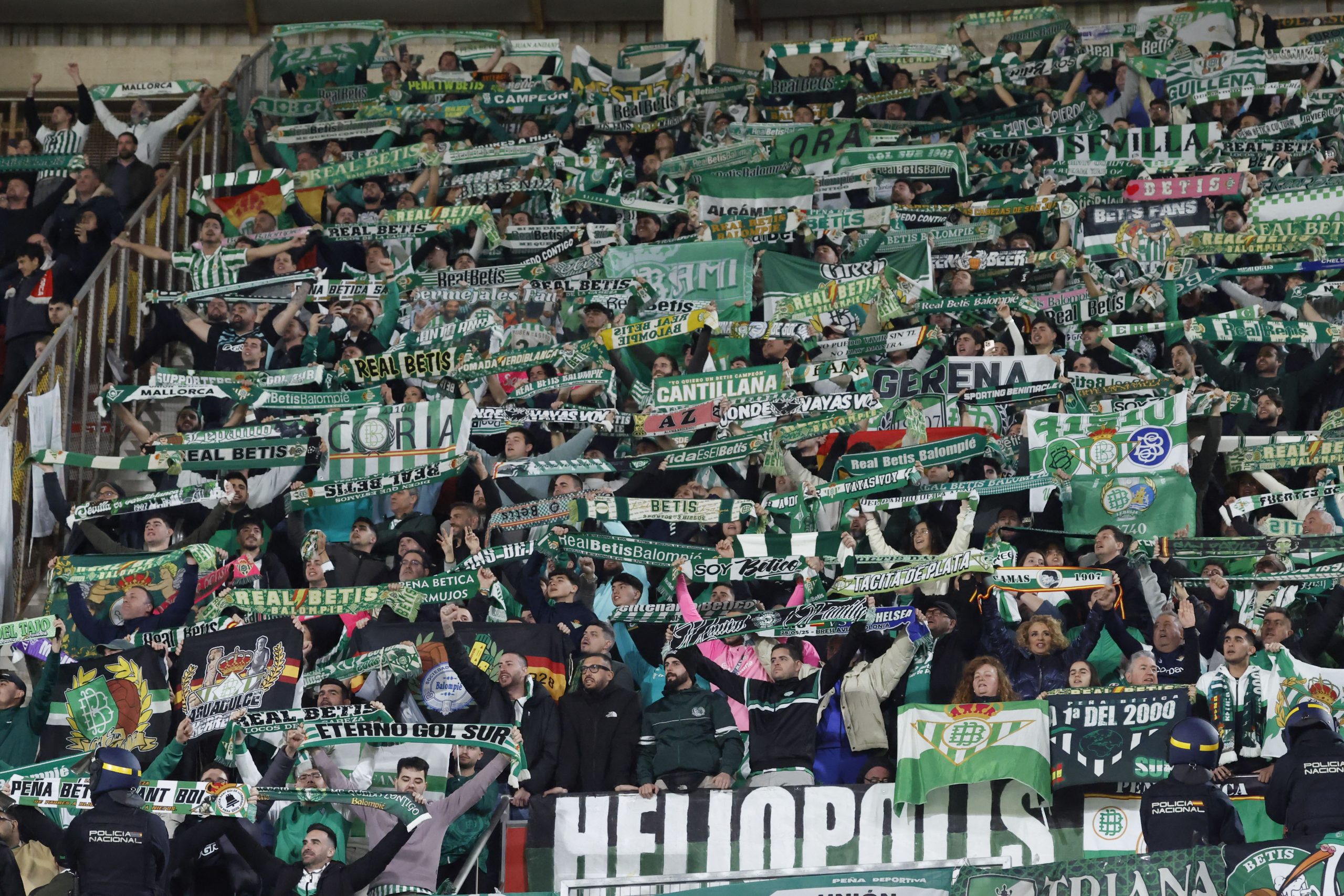 Controversia en el derbi: El Betis enfrenta una multa por incidentes en las gradas