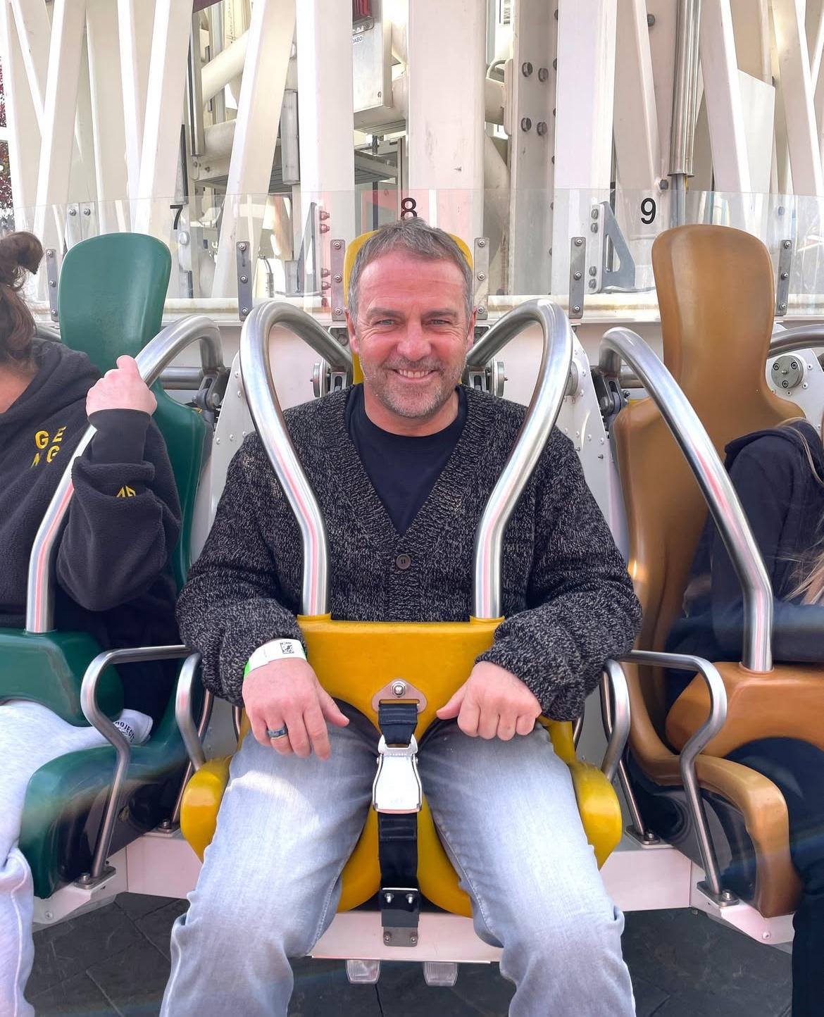 Flick, entre la cima del Tibidabo y la cumbre del fútbol: El técnico del Barça se relaja antes del 'Tourmalet' blaugrana
