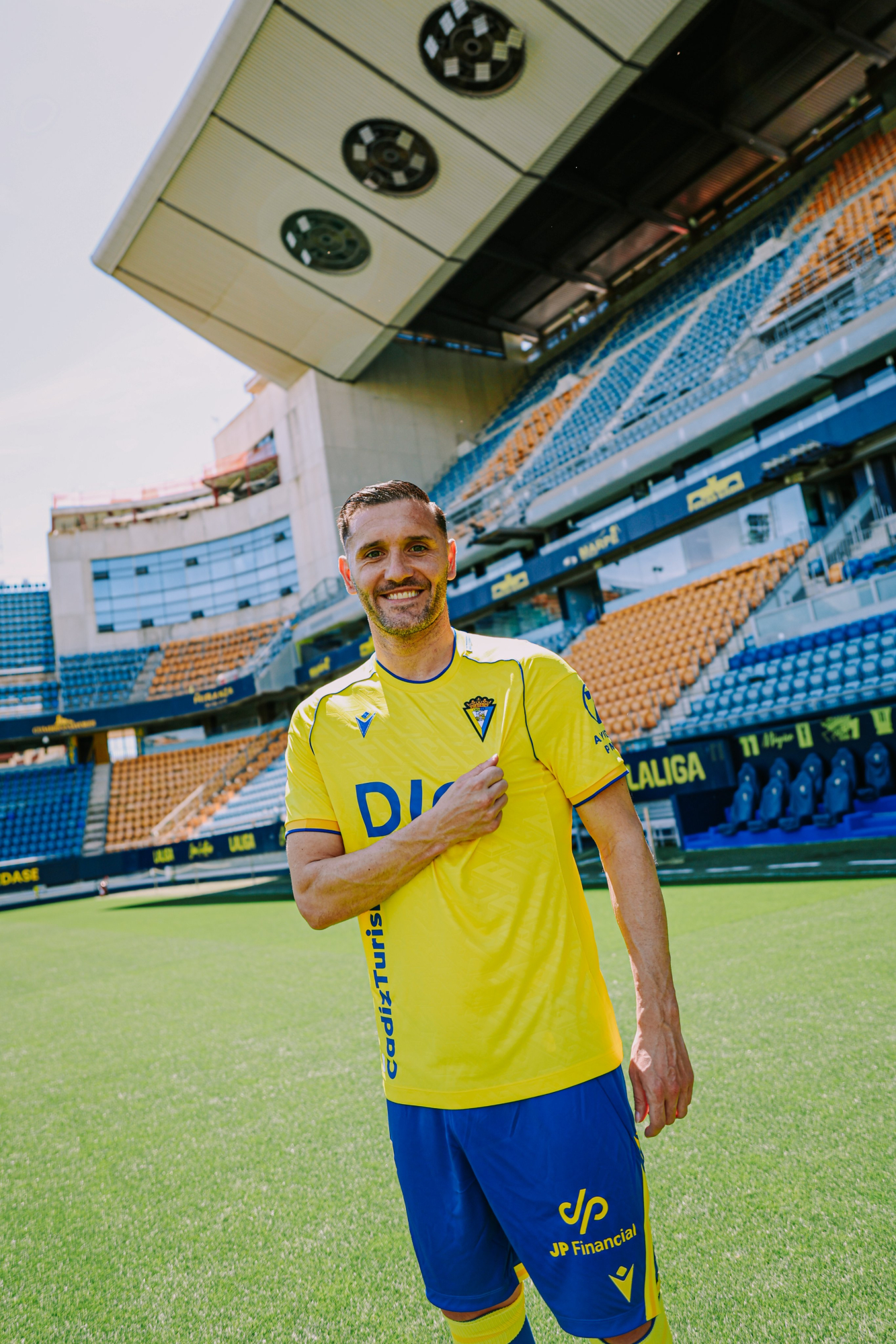 Lucas Pérez Regresa al Cádiz: El Grito de Guerra del '7' para Salvar al Equipo