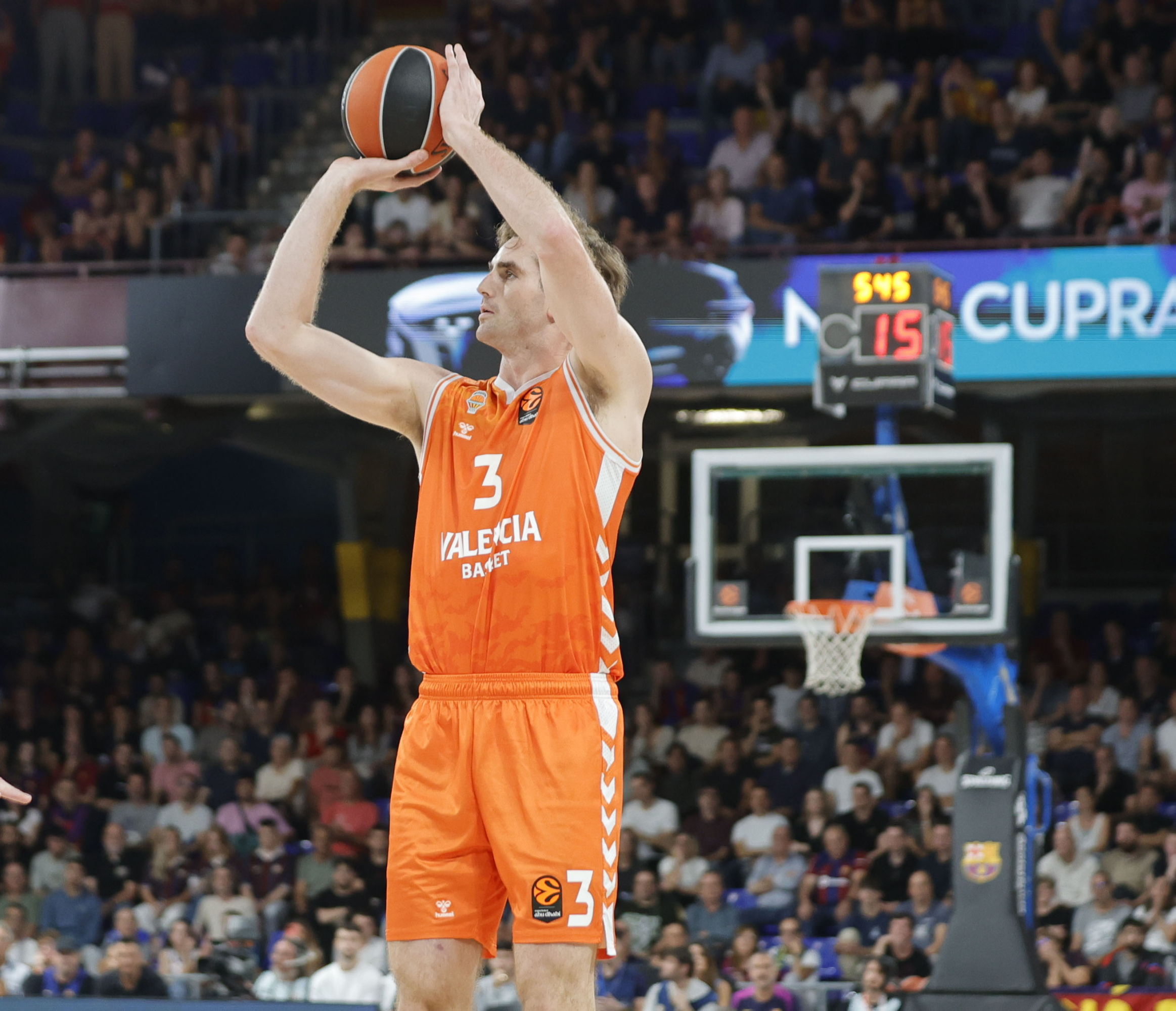 ¡Reuvers Desata la Furia Taronja! Valencia Basket Conquista Bolonia y Sueña con el Top 6 de la Euroliga