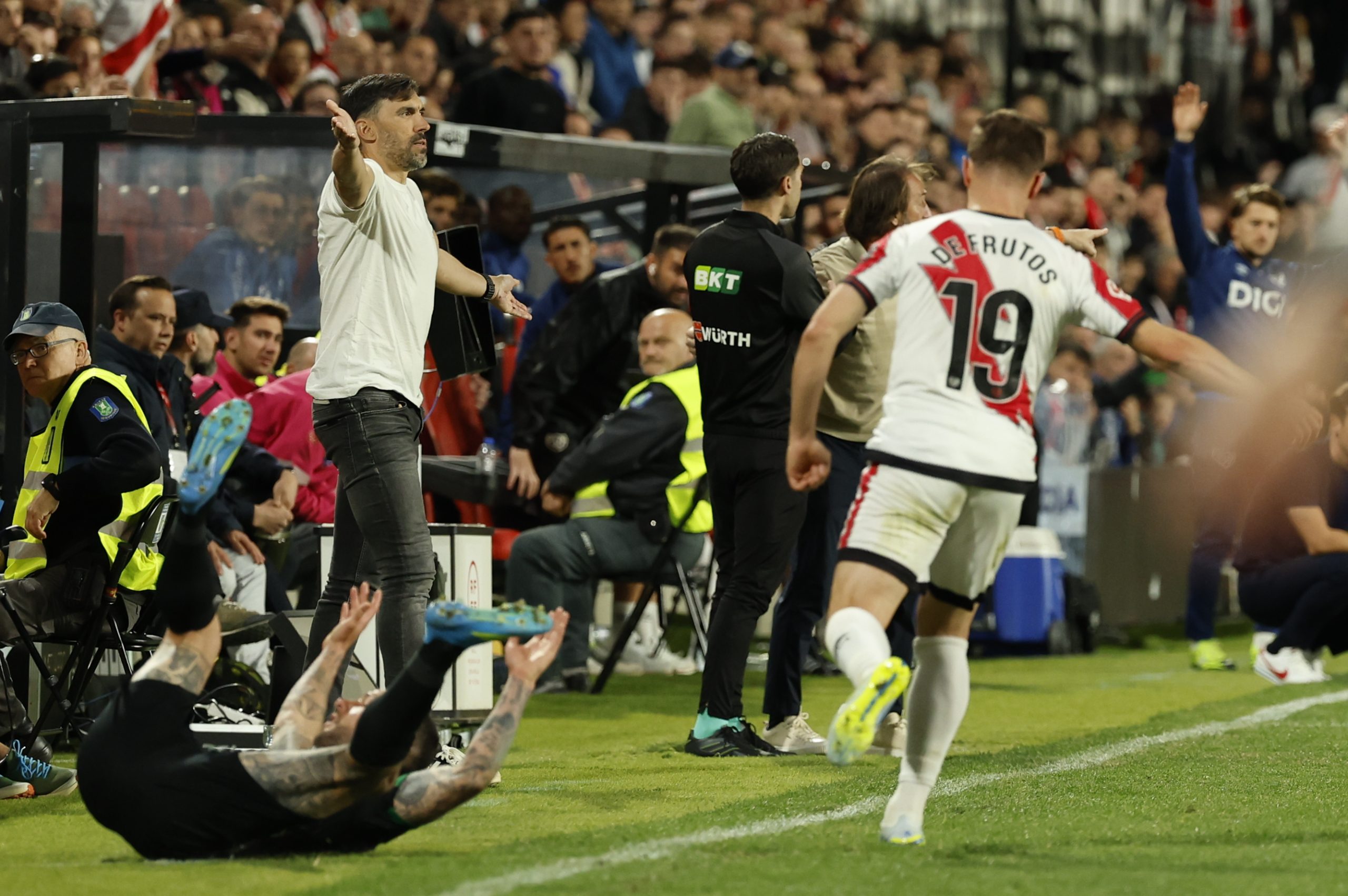 El Elche se aferra al orgullo en Vallecas: Sarabia defiende la entrega pese a la derrota y la inferioridad numérica