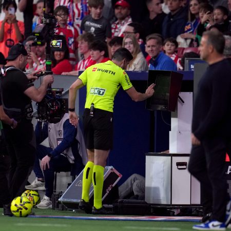 Polémica en el Metropolitano: El arbitraje y el VAR generan controversia en el Atlético-Barsa
