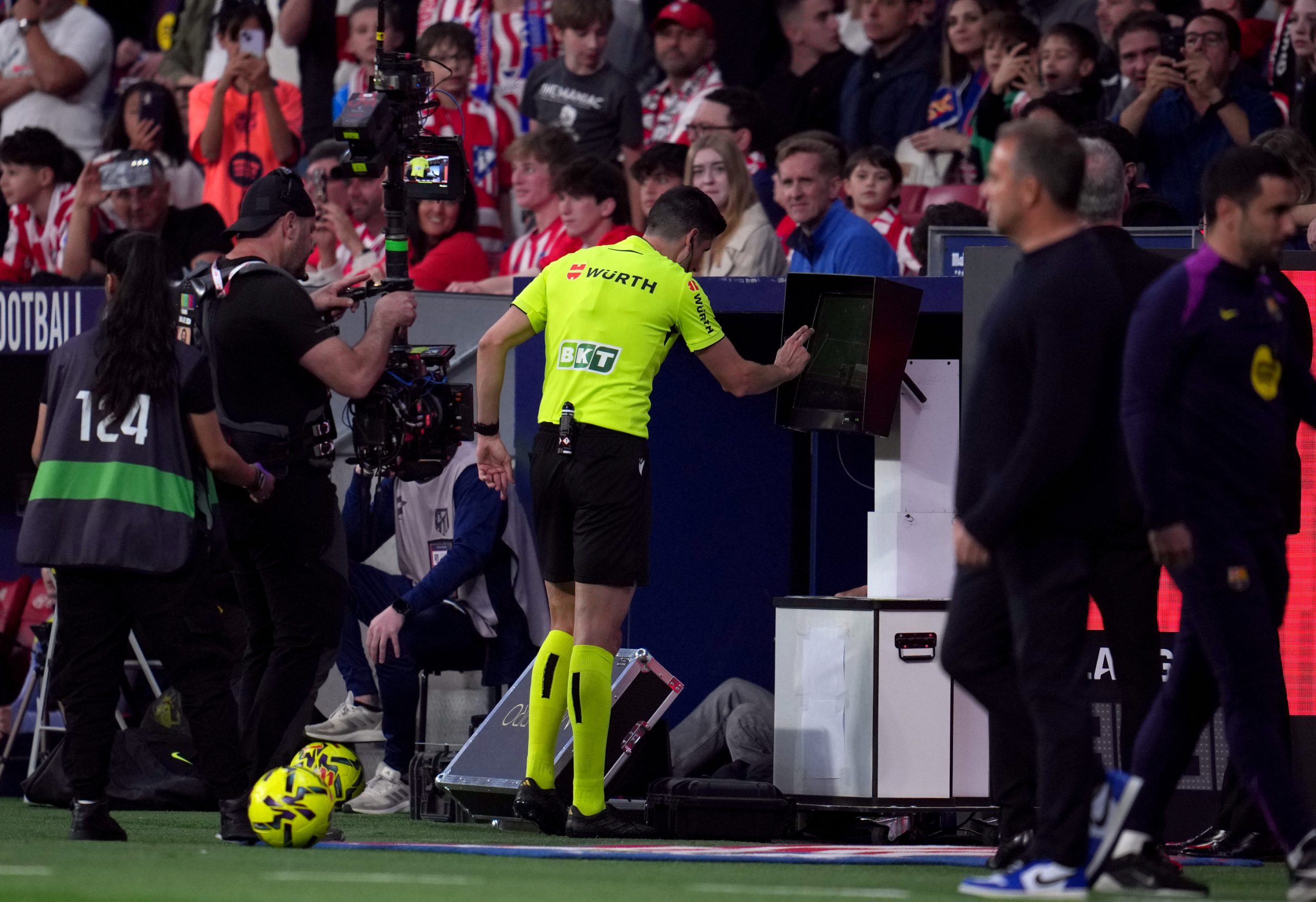 Polémica en el Metropolitano: El arbitraje y el VAR generan controversia en el Atlético-Barsa
