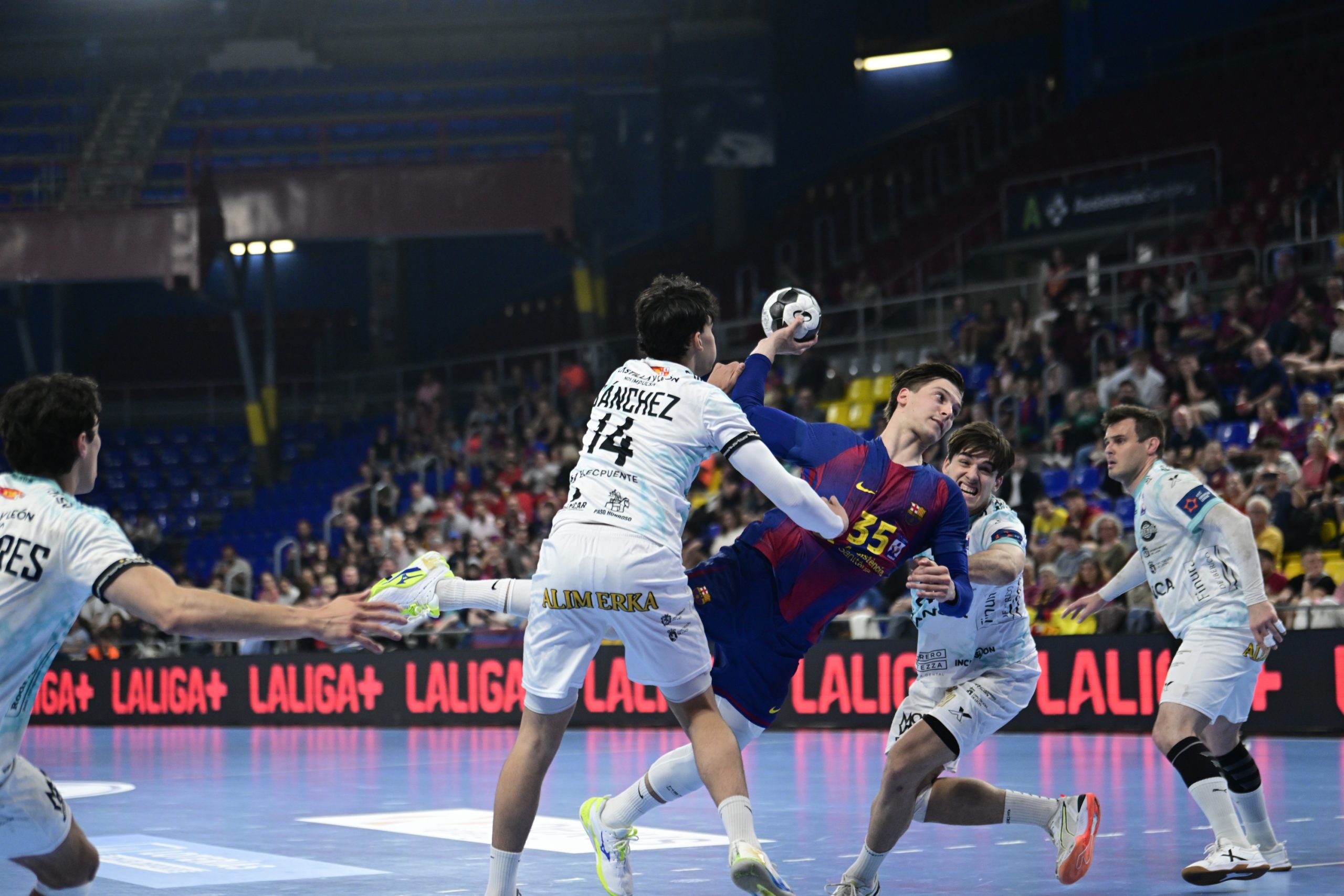 ¡Dominio Absoluto! El Barça Sella su Decimosexta Liga de Balonmano en una Temporada Impecable