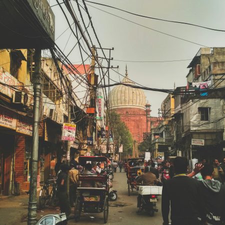 Delhi Lanza el Futuro Eléctrico: Adiós a las Motos de Gasolina en 2028