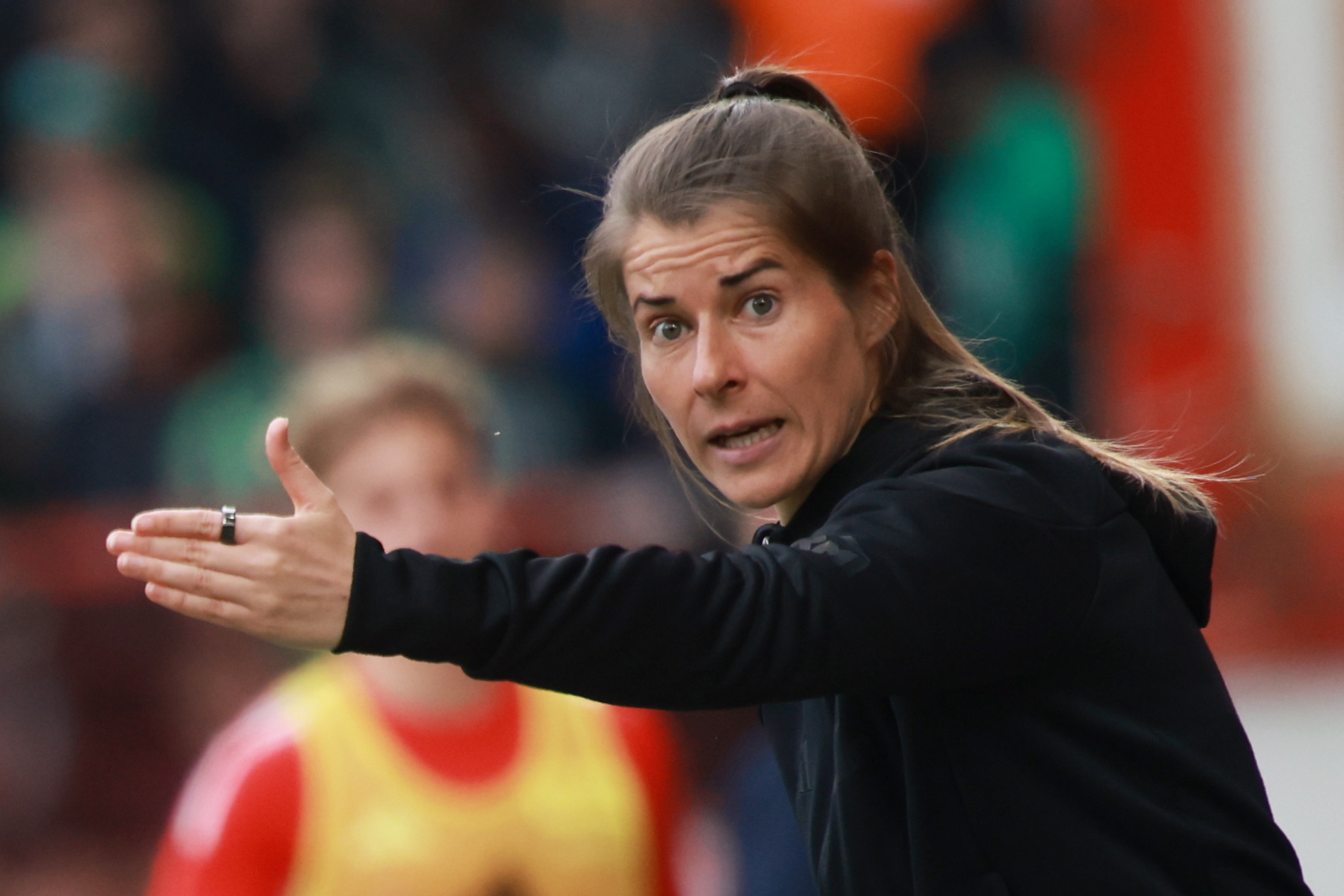 Eta Hace Historia en la Bundesliga: Primera Mujer Entrenadora en las Grandes Ligas Europeas Cae con Honor ante el Wolfsburgo