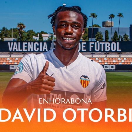 El Valencia CF asegura su futuro: David Otorbi renueva hasta 2028