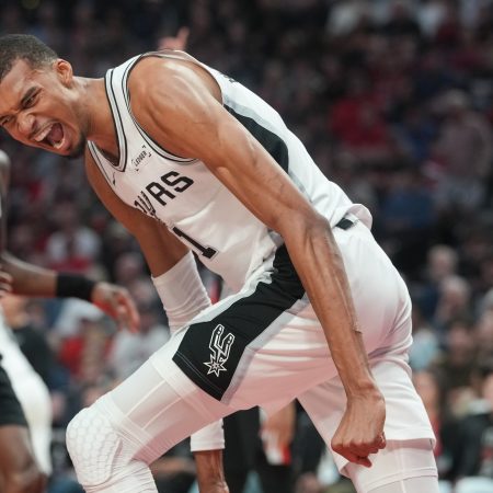 ¡Wemby Regresa y los Spurs Toman el Mando! Portland Se Desmorona en el Moda Center