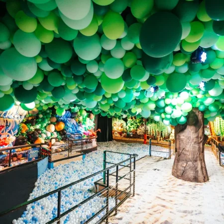 Barcelona se Transforma en un País de las Maravillas de Globos: ‘Balloon Story’ Deslumbra con su Magia Reciclable