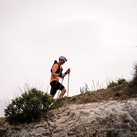 Bastones en el Trail Running: ¿Aliados Indispensables o Lastre Innecesario? La Ciencia Responde